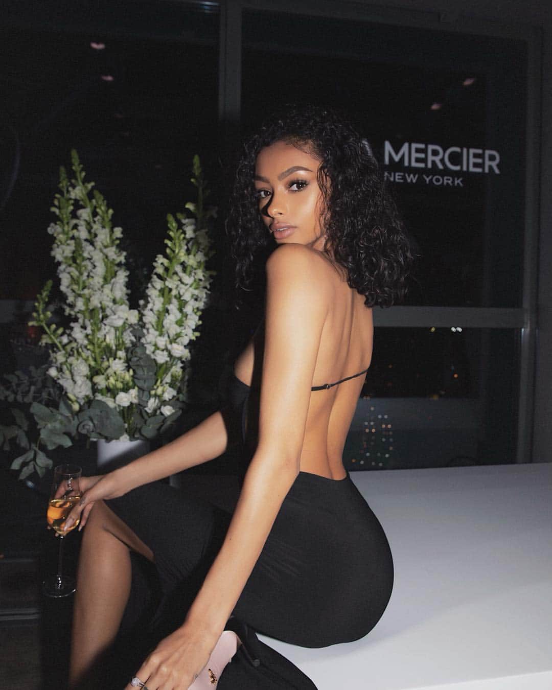 ジェイデ・ピアスのインスタグラム：「Before all the champagne 🍾 ... Dinner with @lauramercier in Paris! Wearing @aym.studio dress 🖤 #merciermoments #gifted」