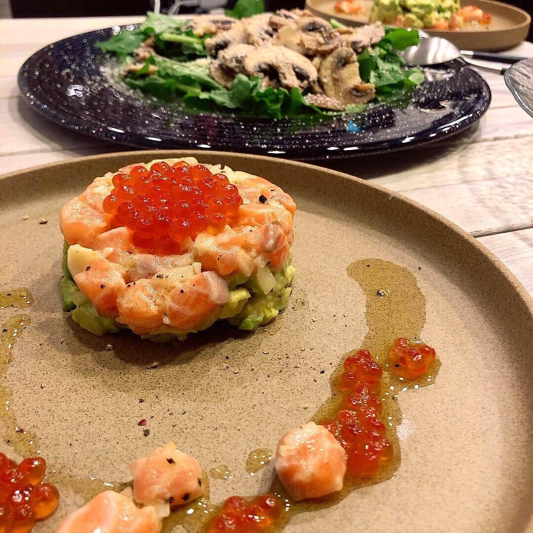 磯部奈央さんのインスタグラム写真 - (磯部奈央Instagram)「ホワイトデーディナー☺︎🍴 ︎. 昨日はホワイトデーでしたね‼️ ホワイトデーは、毎年手料理返しをしてくれる主人🙌🏻 めちゃくちゃ素材にもこだわるし、調理法にも手間かけてくるから、完成度高すぎて若干わたしきまづくなるやつ🤭w . . ✳︎マッシュルームとクレソンの前菜〜パルミジャーノレッジャーノかけ〜 ✳︎サーモンといくら、アボカドのタルタル🥑 ✳︎ マッシュルームスープ ✳︎アンチョビレモンのパスタ🍋 . . あーー美味しいかった‼️ ありがとう😊 . . . #おうちごはん #homemade #homecooking #cooking #dinner #japanesefood #instacooking #instafood #instadaily #foodstagram #手料理 #手づくり #手作り #料理 #なおの食卓 #whiteday #whitedaydinner #ホワイトデー #プレゼント #店かよ」3月15日 23時25分 - nao_isobe729