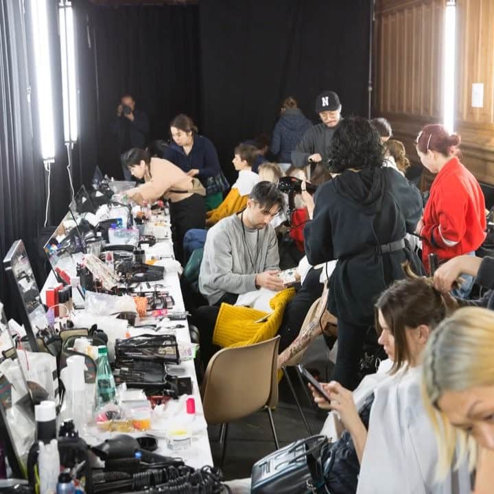 のインスタグラム：「#parisfashionweek  #aw19  #pfw  #beautifulpeople  @beautifulpeople_officialsite  #headmakeupartist by @kenjitoyota_hair_makeup  #headhairstylist by @kenjitoyota_hair_makeup  @shiseido_hma」