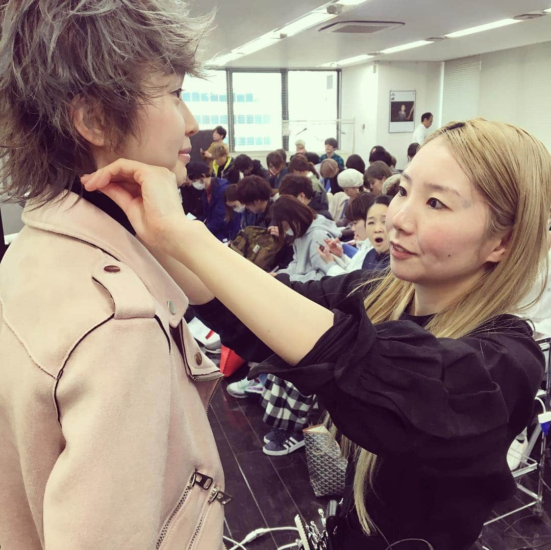 bianca kamakuraさんのインスタグラム写真 - (bianca kamakuraInstagram)「^_^﻿ 月曜日は﻿ 福岡の天神にあるアリミノスタジオにて﻿ HITOMIがブリーチオンカラーの﻿ セミナーをさせて頂きました🙇‍♂️🙇‍♂️﻿ ﻿ biancaでは2回目の福岡でしたが、﻿ 会場は超満員で立ち見の方も！ ﻿ bianca旋風は九州にも😭﻿ ﻿ また呼んでもらえるよう頑張ります💪﻿ ﻿ ありがとうございました🙇‍♂️🤲🥺﻿ ﻿ ﻿ #ARIMINO﻿ #福岡#天神#博多﻿ #biancakamakura ﻿ #biancaHITOMI﻿ #ブリーチ#ハイトーンカラー﻿ #ダブルカラー#ネオンカラー ﻿ #ハイライト#バレイヤージュ﻿ #レペゼン鎌倉﻿ #納豆美容室﻿ #納豆美容師﻿ #鎌倉#由比ヶ浜#美容室﻿ #ビアンカ伝説#まだ続く」3月15日 23時37分 - bianca_kamakura