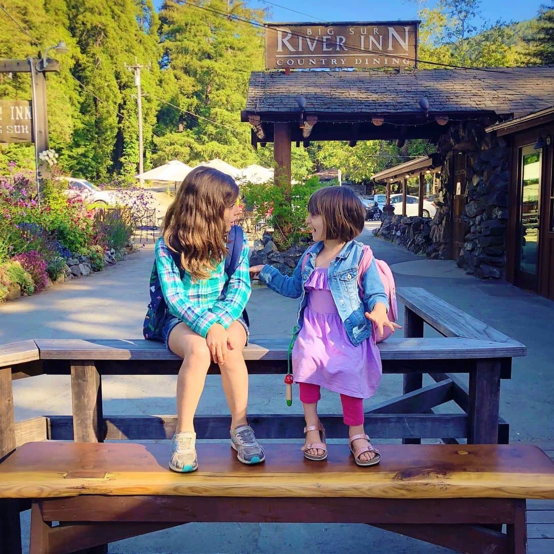 Ilana Wilesさんのインスタグラム写真 - (Ilana WilesInstagram)「“Hey Mazzy, did you know we are flying back to California tomorrow?” “What? Really? For more fun in the sun?” “No! We’re going to Lake Tahoe which is currently 21 degrees and covered in snow!” “Ooooh. Plot twist.” FYI, this is a totally made up conversation based on true facts.」3月15日 23時38分 - mommyshorts