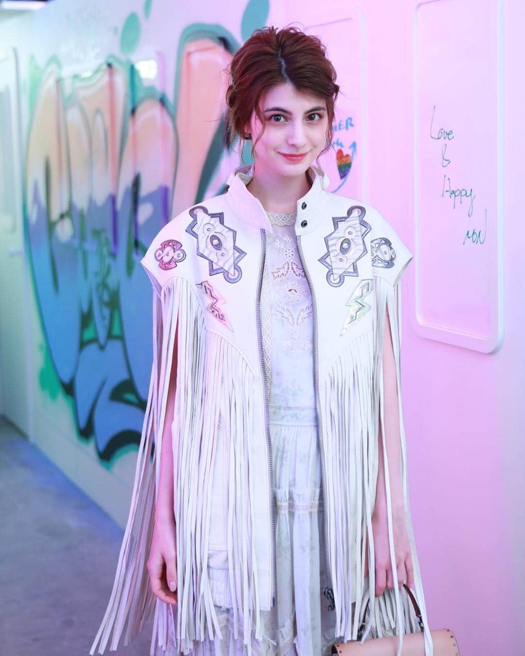 のインスタグラム：「LIFE COACH in Tokyo 🗼 すーぱーかわいいコレクションウェアを着ました🌈💗🌿 このスカートほしいいいい！」