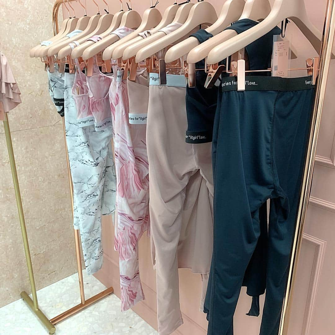 宮内桃子さんのインスタグラム写真 - (宮内桃子Instagram)「展示会に行ってきました🥰 夏服も可愛いので困っちゃいます！  一緒に行くことは出来なかったけど とても好きなお店なので 誘ってくれたことが凄く嬉しかったよ🥺 まなみんありがとう。  沢山沢山悩みました❣️ でもそれが楽しいの〜！ #展示会巡り #展示会 #model #春服 #夏服 #旅行コーデ #eimyistoire #水着 #ジム #ジムウェア #靴 #shose #サンダル」3月15日 23時42分 - bakemonomomo