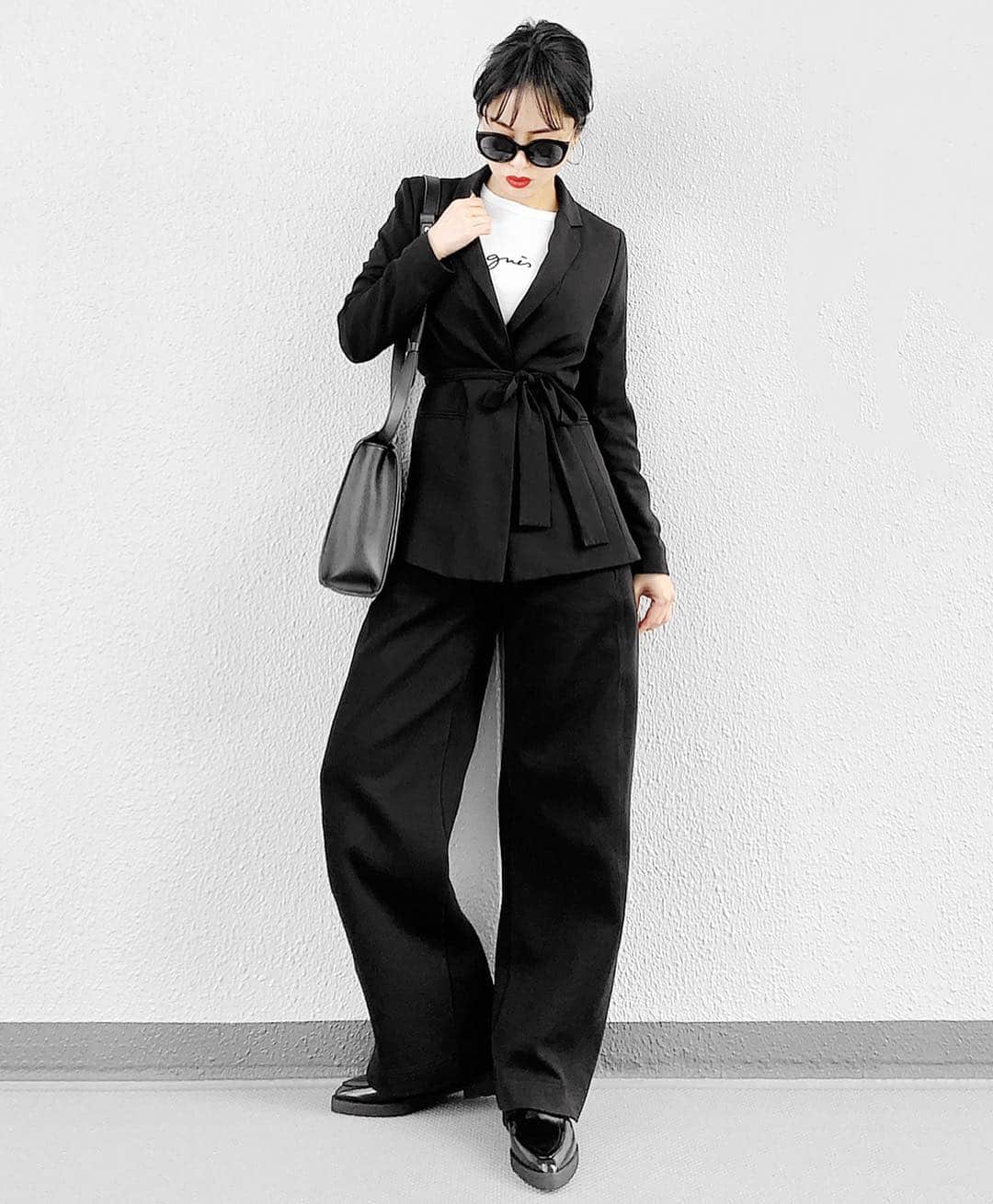 lve_xxxxのインスタグラム：「.﻿ .﻿ JK好き収集止まらない🤵←﻿ ﻿ @akte_official ﻿ ﻿ 前にpostした﻿ ☑︎ダブルボタンJK ﻿ ﻿ 受注会で即チェックしてから﻿ 見つけたこのJK﻿ ﻿ JK2着はなぁー🤔て悩んだけど﻿ 素材感もディティールも違うから﻿ 別や！と﻿ ちゃっかりオーダーしてました😚爆﻿ ﻿ ダブルボタンJKは﻿ 完売してしまってるみたいなんですが…﻿ ﻿ この時に着ているのはこれ👇﻿ ﻿ ☑︎ガウンジャケット﻿ ﻿ ミニマルなデザイン感で﻿ お尻が隠れる丈感が🙆‍♀️﻿ ﻿ リボン付きなので、﻿ ウエストマークしても良し！﻿ ﻿ しっかりと閉めないでラフに﻿結んで 着たらカジュアルとの相性も良き🙆‍♀️﻿ ﻿ 今回は @uniqlo  uniqlo Uの﻿ ボトムと合わせてみましたが﻿ デニム👖合わせも可愛いかと😍﻿ ﻿ さらっと羽織るだけで﻿ こなれ感が出るJKだと思います👍✧﻿ ﻿ BAGは @unemansion ﻿ ☑︎ランドセル風ショルダーバック﻿ ﻿ これ、可愛くて荷物も入るし﻿ ベージュも捕獲しちゃった🤪←﻿ ﻿ －－－－－－－－－－－－－－－－－－﻿﻿﻿﻿﻿﻿﻿﻿﻿﻿﻿﻿﻿﻿﻿﻿﻿﻿﻿ ﻿﻿﻿﻿﻿﻿﻿﻿﻿﻿﻿﻿﻿﻿﻿﻿﻿﻿﻿ item詳細(ブランド・サイズ等)に﻿﻿﻿ 関しましては﻿﻿﻿﻿﻿﻿﻿﻿﻿﻿﻿【WEAR】を﻿﻿﻿ ご参照くださいませ🙇‍♀️♡﻿﻿﻿﻿﻿﻿﻿﻿﻿﻿﻿﻿﻿﻿ ﻿﻿﻿ プロフのURLより飛んで頂けます✈︎﻿﻿﻿﻿﻿﻿﻿﻿﻿﻿﻿﻿﻿﻿﻿﻿﻿ ﻿﻿﻿ －－－－－－－－－－－－－－－－－－﻿﻿﻿ ﻿﻿」