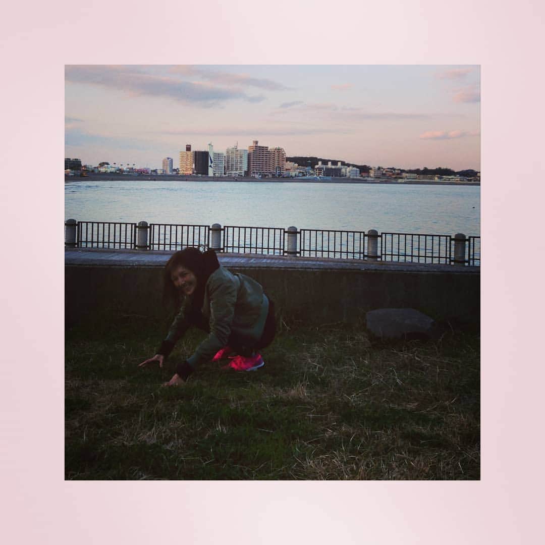 のインスタグラム：「今日は終日ロケでした！ 朝晩はまだ冷えますな～ 帰宅して今日１日の花粉を洗い流す。 本日も１日お疲れさまでした！ #ジャンプ写真 #アナザーカット #着地 #着地が下手 #笑ってる  #吉井怜 #Amebablog #吉井怜オフィシャルブログ #シェア投稿」