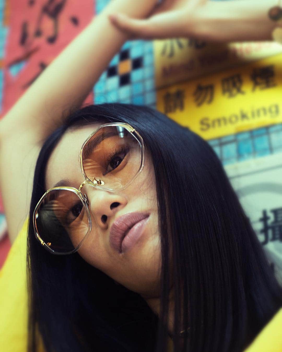 のインスタグラム：「Oversized Linda Farrow sunglasses pairing clear Italian acetate with 18-22 carat light gold-plated titanium frames and tan gradient lenses . . . #DearKowloon #LFSS19 #lindafarrow #fashionaccessories #eyewear  Photography: @spitgan_magazine」