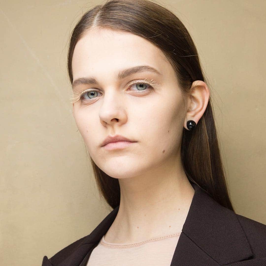 のインスタグラム：「#parisfashionweek  #aw19  #pfw  #beautifulpeople  @beautifulpeople_officialsite  #headmakeupartist by @kenjitoyota_hair_makeup  #headhairstylist by @kenjitoyota_hair_makeup  @shiseido_hma  #photo  by @ayumihase」