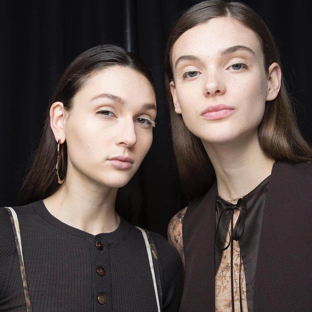 のインスタグラム：「#parisfashionweek  #aw19  #pfw  #beautifulpeople  @beautifulpeople_officialsite  #headmakeupartist by @kenjitoyota_hair_makeup  #headhairstylist by @kenjitoyota_hair_makeup  @shiseido_hma  #photo  by @ayumihase」