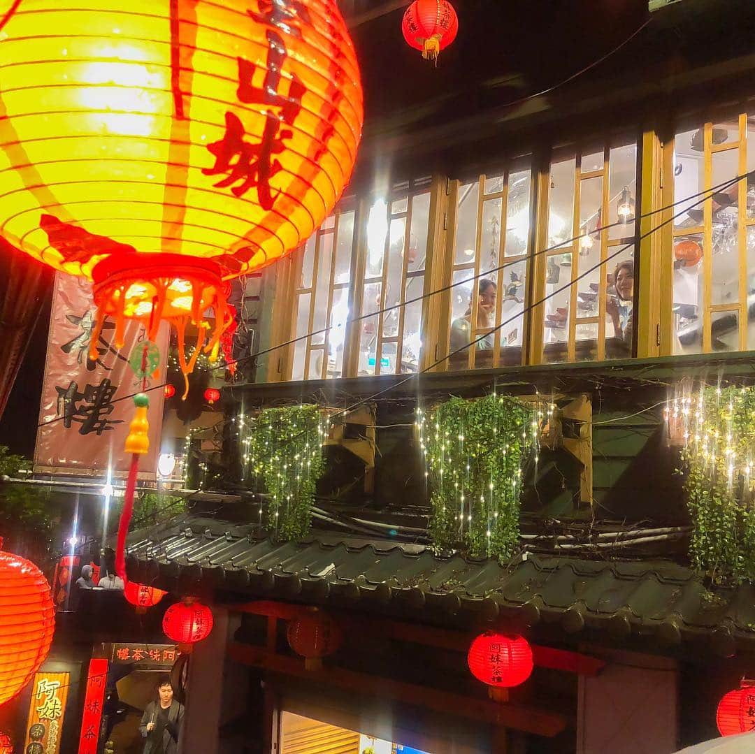 坂田陽子さんのインスタグラム写真 - (坂田陽子Instagram)「#newsevery #2泊3日 #台湾旅 #お小遣い3万円でどこまで遊べるか  後編、お楽しみいただけましたでしょうか😂？ ・ 2日目の朝は家族経営のアットホームなビーフンのお店で朝ご飯。 #台湾随一の恋愛の神 様、 #月下老人 様に何故か健康になりますように、とお願い（切実😂）を。 ・ 映える😂お洒落な #カラフル小籠包 に舌鼓。 登って見たものの霧で何もみえない #101タワー で記念撮影して、車で1時間程の #九份 へ。 ・ おばちゃん達が元気な、魚のつみれが入ったスープで温まり、九份の撮影スポットでお茶タイム。 ・ 2泊3日、2人でお小遣い3万円でもこんなに食べて観て遊べる！！台湾へGO‼️😂」3月16日 0時07分 - yokosakata