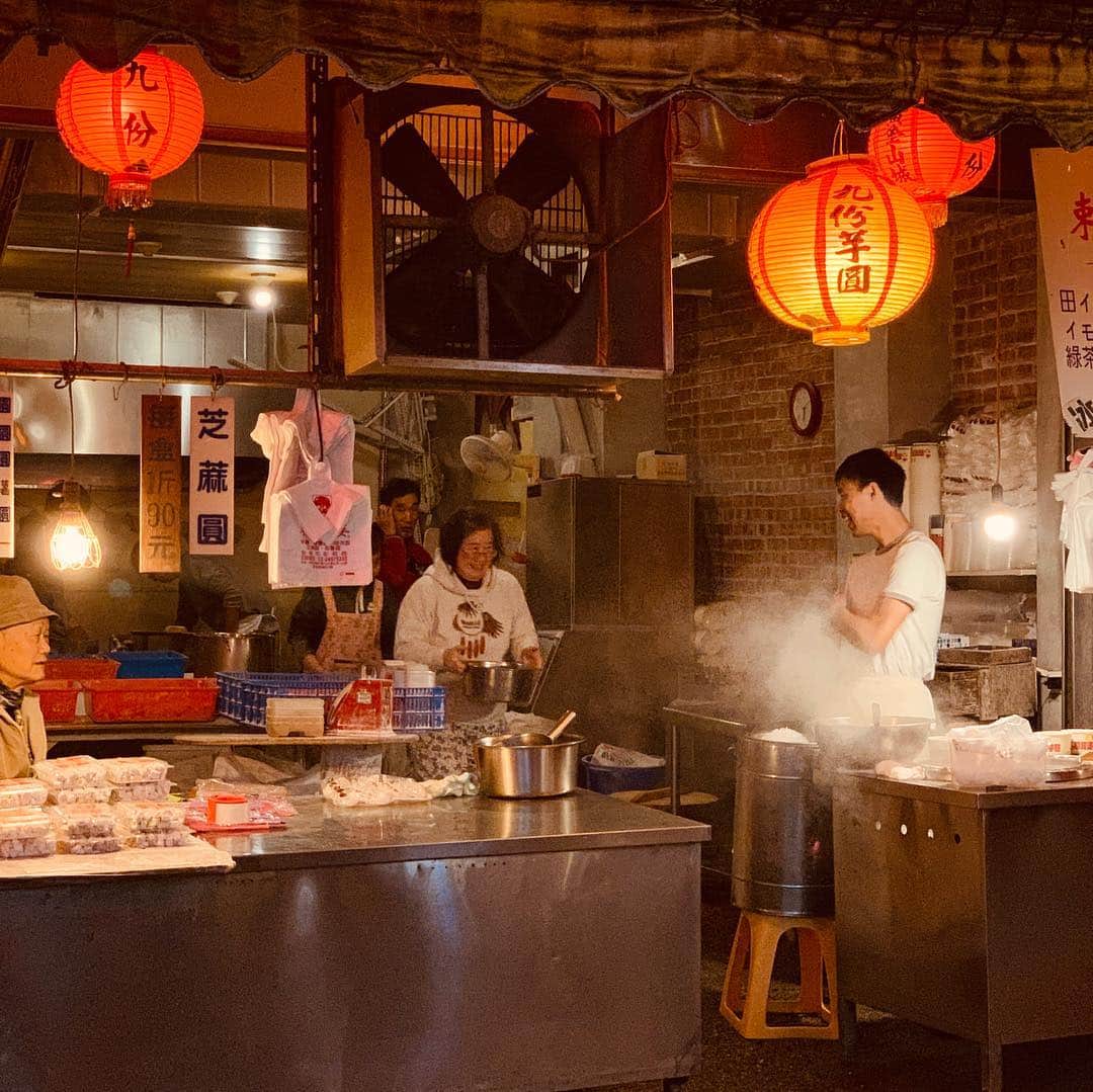 坂田陽子さんのインスタグラム写真 - (坂田陽子Instagram)「#newsevery #2泊3日 #台湾旅 #お小遣い3万円でどこまで遊べるか  後編、お楽しみいただけましたでしょうか😂？ ・ 2日目の朝は家族経営のアットホームなビーフンのお店で朝ご飯。 #台湾随一の恋愛の神 様、 #月下老人 様に何故か健康になりますように、とお願い（切実😂）を。 ・ 映える😂お洒落な #カラフル小籠包 に舌鼓。 登って見たものの霧で何もみえない #101タワー で記念撮影して、車で1時間程の #九份 へ。 ・ おばちゃん達が元気な、魚のつみれが入ったスープで温まり、九份の撮影スポットでお茶タイム。 ・ 2泊3日、2人でお小遣い3万円でもこんなに食べて観て遊べる！！台湾へGO‼️😂」3月16日 0時07分 - yokosakata