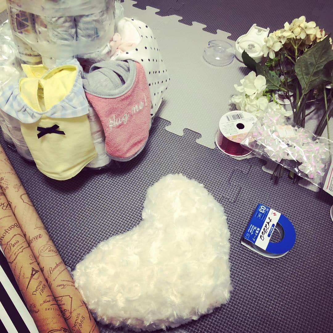 長谷川万射さんのインスタグラム写真 - (長谷川万射Instagram)「手作りおむつケーキ🎂👼🏻♥️ . この間せーらのベビーシャワーするときに早め過ぎるお祝いですが おむつケーキを作ってみました🌼 . 自分で可愛いと思うベビー用品を買ってそれをメインにお花やリボンや包装紙を選んでリメイク🧚🏻‍♀️🧚🏻‍♀️ . お姉ちゃんに手伝って貰いながら結構楽しんで作りました♥️ ちょっと手作り感出ちゃってるけど 喜んでもらえてよかった♥️ . . せーらbaby元気に生まれて来てね🌸 . . #楽しみ楽しみ楽しみ #生まれたら飛んで行こう✈️ #おむつケーキ」3月16日 0時23分 - mayanyam712