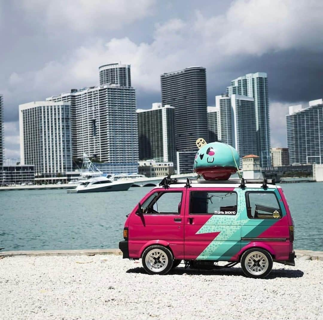 Hot Wheelsさんのインスタグラム写真 - (Hot WheelsInstagram)「Hi, Miami 👋. We’re so excited to see all of your sweet custom cars tomorrow. Make sure to tag all your rides with #HotWheelsLegends to show us what you’re bringing, like this 1992 Daihatsu Hijet aka @littlesnokyo. For more info, head to the link in our bio. See you there!」3月16日 0時00分 - hotwheelsofficial