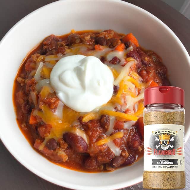 Flavorgod Seasoningsさんのインスタグラム写真 - (Flavorgod SeasoningsInstagram)「💥💥💥NEW GHOST Seasoning - Now Available!💥💥💥⁣ .⁣ SPICY TURKEY CHILLI 🌶🌶🌶⁣ .⁣ Made with:⁣ 👉 #flavorgod Ghost ⁣ 👉 #flavorgod Chipotle ⁣ 👉 #flavorgod Pink Salt & Pepper ⁣ -⁣ On Sale here ⬇️⁣ Click the link in the bio -> @flavorgod⁣ www.flavorgod.com⁣ -⁣ INGREDIENTS:⁣ ⁣ 1 lb ground turkey ⁣ 2 tbsp olive oil ⁣ 1 onion, minced ⁣ 1/2 tbsp minced garlic ⁣ 2 carrots, finely chopped ⁣ 2 celery stalks, finely chopped⁣ 1 28oz can diced tomatoes ⁣ 1 28oz can crushed tomatoes⁣ 2 cans low sodium kidney beans, drained and rinsed ⁣ 1 can low sodium black beans, Drained & rinsed ⁣ 1.5 tbsp Chili Powder ⁣ 1/2 tbsp flavorgod chipotle seasoning ⁣ 1 tsp flavorgod Himalayan salt & pink peppercorn⁣ 1 tsp flavorgod Ghost Seasoning ⁣ Pinch of red pepper flakes ⁣ ⁣ DIRECTIONS:⁣ ⁣ In a large soup pot, add evoo. Stir together onion, carrots, garlic and celery. Cook for 4-5 minutes. Add ground turkey and cook until brown. Add in both cans of tomatoes, and all rinsed beans. Add seasonings to taste and stir well to combine. Bring to a boil then reduce heat and simmer covered for 1 hour or until carrots are tender. ⁣ -⁣ Flavor God Seasonings are:⁣ 💥ZERO CALORIES PER SERVING⁣ 🌿 Made Fresh⁣ 🔥 KETO & PALEO⁣ 🌱 GLUTEN FREE & KOSHER⁣ ☀️ VEGAN FRIENDLY ⁣ 🌊 Low salt⁣ ⏰Shelf life is 24 months⁣ -⁣ -⁣ #food #foodie #flavorgod #seasonings #glutenfree #paleo ⁣ #foodporn #mealprep #kosher ⁣ ⁣」3月16日 0時00分 - flavorgod