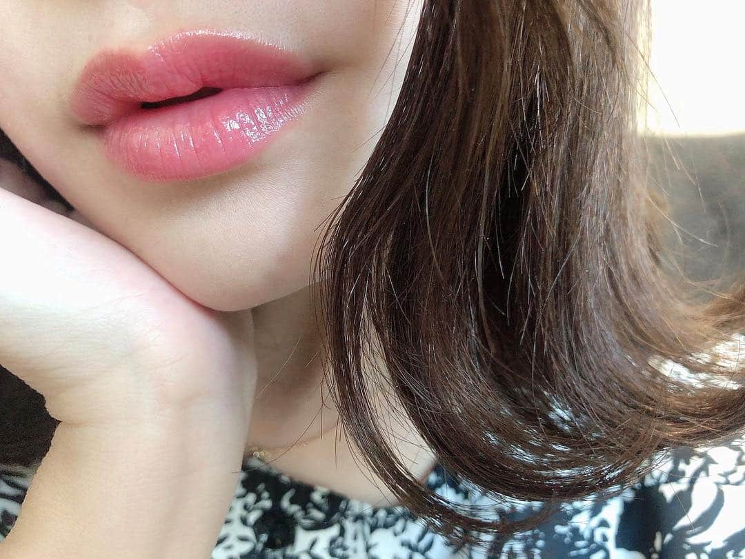 Sayuri（岸岡小百合）さんのインスタグラム写真 - (Sayuri（岸岡小百合）Instagram)「* 自然派コスメのパイオニアブランド、 「ハウスオブローゼ」の 新作お守りコスメの発売を記念して、 東京大神宮にてご祈祷を受けてきました！ * ✅ハウスオブローゼ ロゼジュール リキッドルージュ HR ：明るく華やかな印象のハッピーローズ HP ：やさしく穏やかな印象のハッピーピンク 本体価格2,300円＋税 2019.03.16発売 * 見たままの綺麗な発色で、 着け心地も抜群‼️ かたさもツヤ感もちょうどいい✨ 滑らかでローズのほのかな香りに癒されます‼️ 色も可愛すぎる😍 ちなみに私はHPのカラーをつけてみました♪ * そしてなんと、キレイを叶えるピンク色の天然石 「ローズクォーツ」のパウダーが 配合されているのだとか🔮 * 春は出会いの季節、 新しいことにチャレンジする季節🌸 お守りがわりに持ち歩きます♪ #お守リップ #ハウスオブローゼ #恋コスメ #春コスメ #お守りコスメ　 #新作コスメ #春リップ #PR #新作リップ #HOUSEOFROSE #美容ブロガー  #美容好きな人と繋がりたい  #おみくじも引いたよ」3月16日 0時01分 - sayuuringo