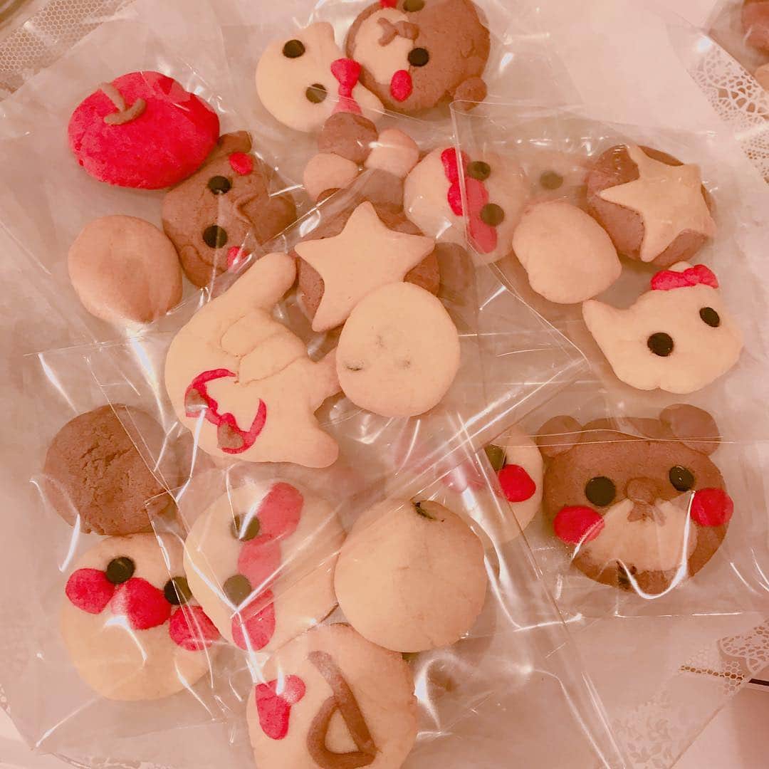 根岸愛のインスタグラム：「今年もデザインクッキー🍪 作った(ᵔᴥᵔ)💕 PASSPO☆魂は7つ作って みおちゃんは残念ながら別件で来れなかったので渡せなかったけど他5人に渡した！ 先生には私の分のPASSPO☆魂を渡しておいた🤣✨ #cookie #クッキー #はっちゃけ隊 #PASSPO #PASSPO魂 #デザインクッキー」