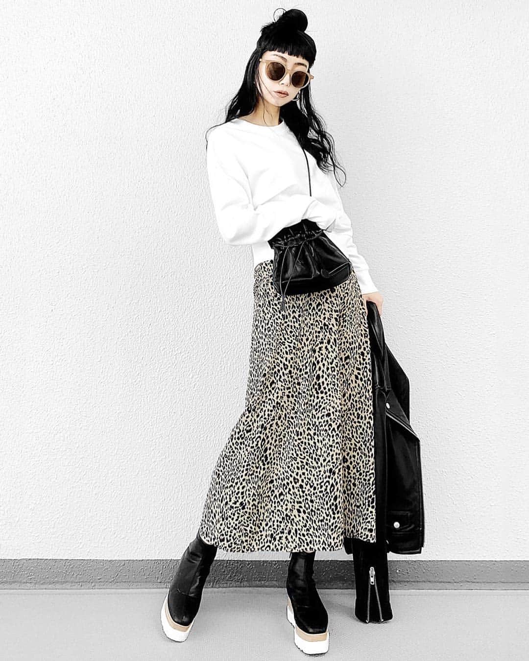 lve_xxxxのインスタグラム：「.﻿ .﻿ #れおぱおばさん﻿ ﻿ ブーツっていつまで履いてたっけ？﻿ ﻿ 衣替えは終わったが﻿ 靴はまだ冬仕様。﻿ ﻿ 頭に💩乗ってるみたいに﻿ なってもーた。爆﻿ ﻿ 着用アイテムに関してご質問い頂くのですが﻿ はタグ🏷付けしております。﻿ ﻿ 細かくはWEARをご連絡下さい🙇‍♀️﻿ ﻿ WEARには﻿ TOP頁のURLより飛べます✈︎﻿ ﻿」