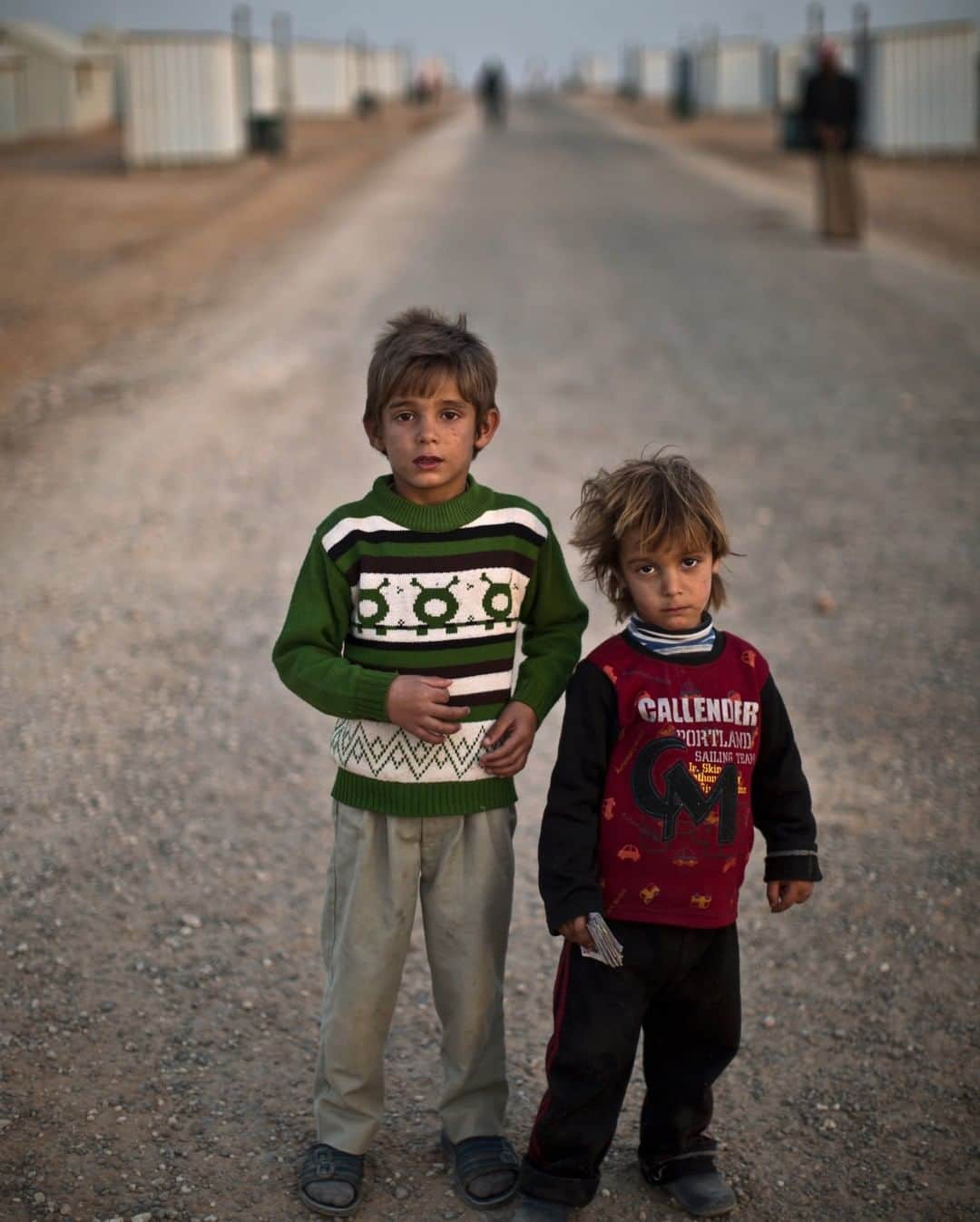 のインスタグラム：「Photo by Muhammed Muheisen @mmuheisen | Faisal and Fadi Jum'a are Syrian refugee brothers who fled from war with their family and took shelter at Azraq Refugee Camp in Jordan. For more photos and videos of the refugee crisis, follow me @mmuheisen @everydayrefugees and @mmuheisenpublic #everydayrefugees #muhammedmuheisen」