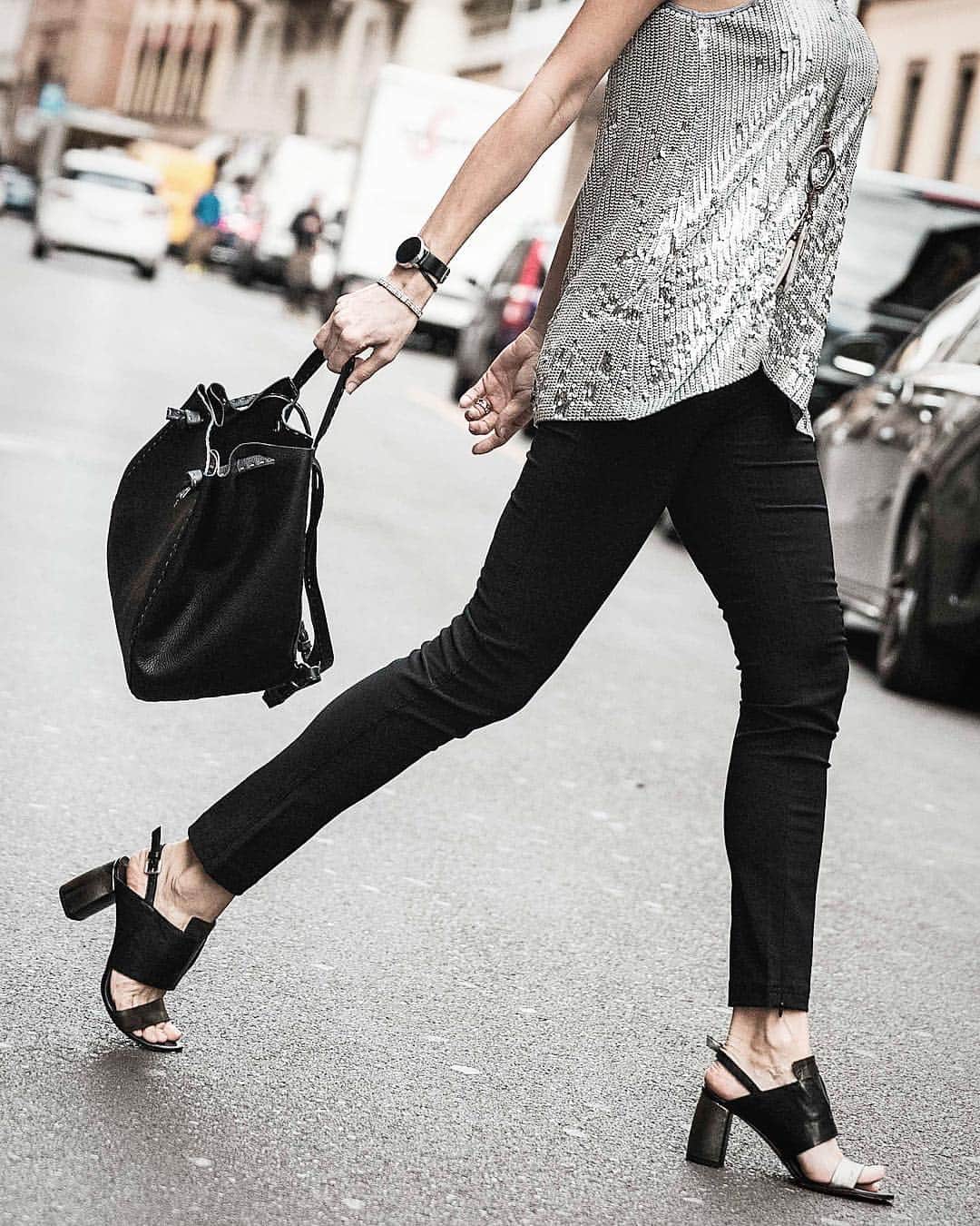 エンリーベグリンのインスタグラム：「Easy to wear👡👜 #henrybeguelin#vegetabletannedleather#blackandwhite#backpack#bag#black#sandals#palmato#milano#」