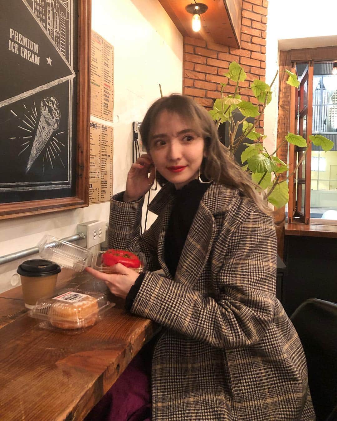 平木愛美さんのインスタグラム写真 - (平木愛美Instagram)「おやすみなさい❤️ ぶれぶれ。ぼけぼけ。 撮影おわりにマネージャーさんと一瞬合間に。🍩 そのまま展示会やコスメのパーティへ。 . 可愛いすぎるドーナツ💕🌈 #goodtowndoughnuts  差し入れや手土産などにもよき。 . わたしね、お手洗いまでこだわられ、可愛かったり綺麗だったりお洒落なお店が好きなんだあ。 お花のタイルが可愛いかった👟 . 大きめピアスで小顔効果。← ぴあすもわりと、ずっと、大ぶりの存在感あるものが好き💛 そしてどちらかというとアクセサリーはゴールドのほうが好きで、多め。 . #love #cafe #doughnuts #🍩 #表参道カフェ #原宿カフェ #ドーナツ」3月16日 0時09分 - manamihiraki