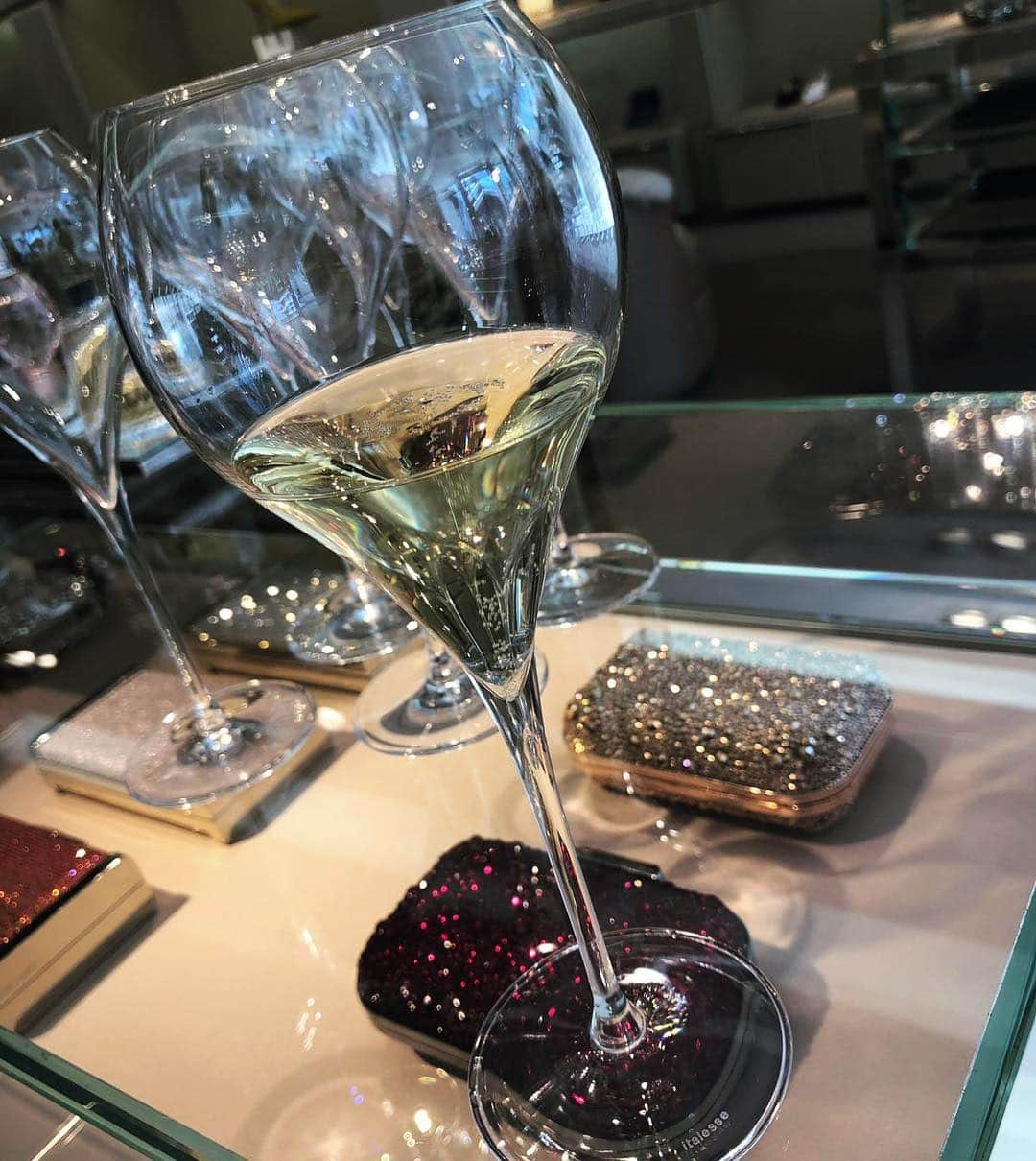 イタレッセさんのインスタグラム写真 - (イタレッセInstagram)「Let yourself be pampered by the bubbles of our Grand Balloon flute like Jimmy Choo’s customers. #italesse #design #glassware #tasting #sparklingwine #wineglass #winetasting #winelover #happyhour #shopping #fridayfeeling #weekend @jimmychoo」3月16日 0時10分 - italesse