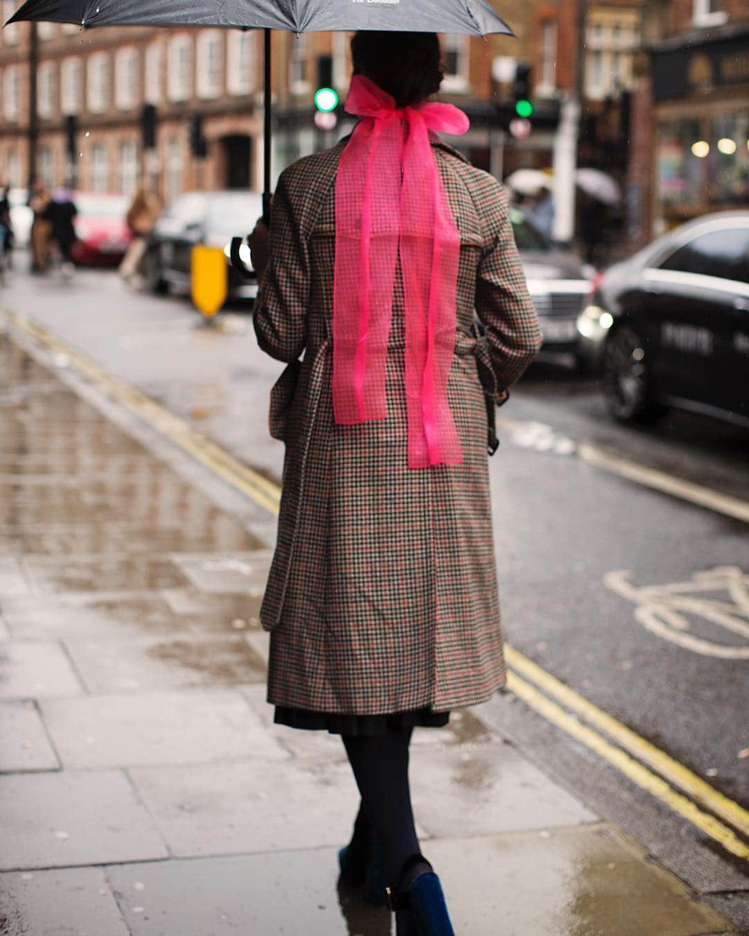 スコット・シューマンのインスタグラム：「What a happy way to brighten a grey,rainy London day than a giant bright pink bow! (Check Stories for a better crop of this image)」