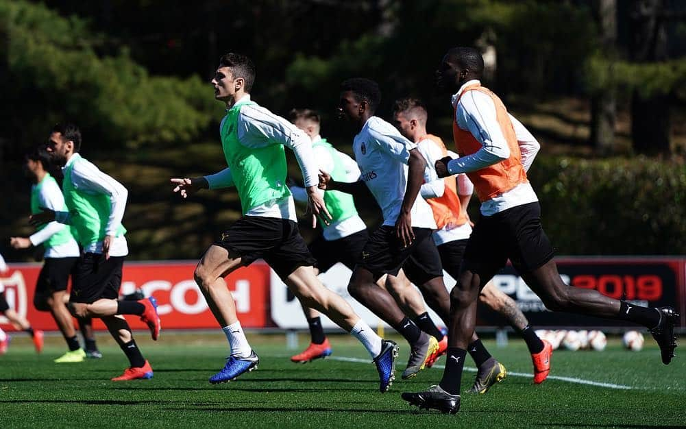 ACミランさんのインスタグラム写真 - (ACミランInstagram)「Devils mode: on! 🔥😈 Penultimate training session for the Rossoneri at Milanello amidst ball possession and tactics 🔴⚫ -2 a #MilanInter: allenamento tra possesso palla e tattica per i rossoneri 🔴⚫ #JoinTheFlame」3月16日 0時14分 - acmilan