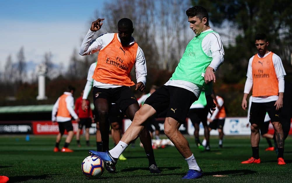 ACミランさんのインスタグラム写真 - (ACミランInstagram)「Devils mode: on! 🔥😈 Penultimate training session for the Rossoneri at Milanello amidst ball possession and tactics 🔴⚫ -2 a #MilanInter: allenamento tra possesso palla e tattica per i rossoneri 🔴⚫ #JoinTheFlame」3月16日 0時14分 - acmilan