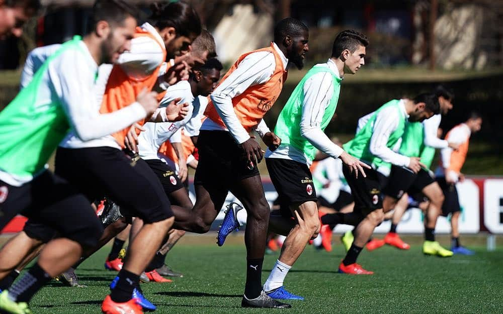 ACミランさんのインスタグラム写真 - (ACミランInstagram)「Devils mode: on! 🔥😈 Penultimate training session for the Rossoneri at Milanello amidst ball possession and tactics 🔴⚫ -2 a #MilanInter: allenamento tra possesso palla e tattica per i rossoneri 🔴⚫ #JoinTheFlame」3月16日 0時14分 - acmilan