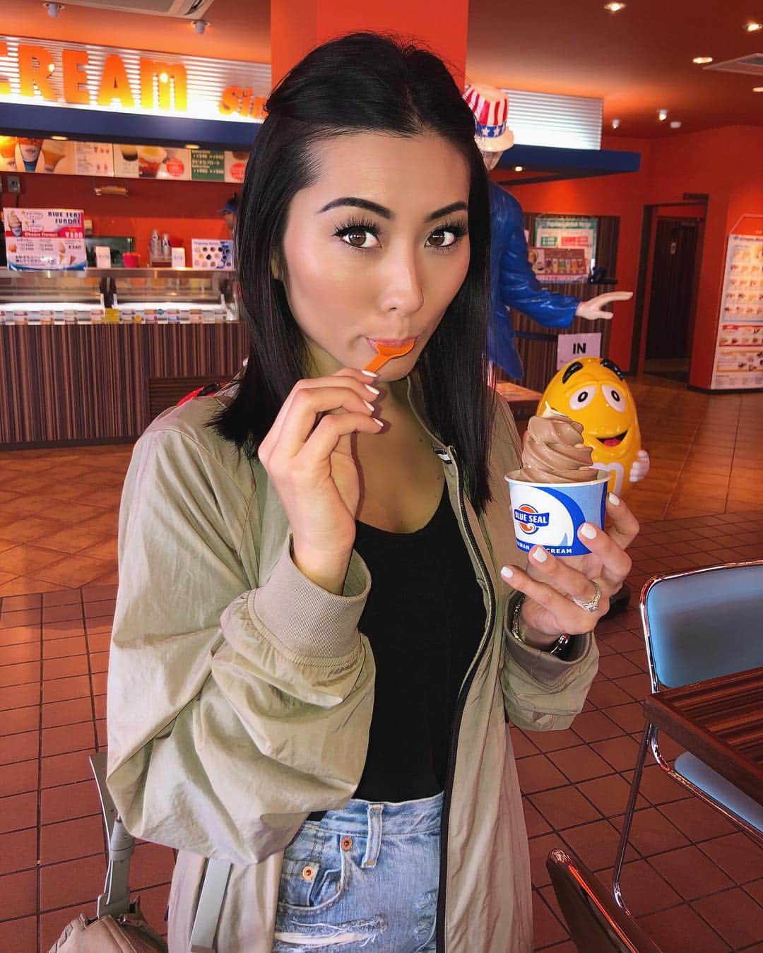 MayaTのインスタグラム：「🍦❤️ I want to try their crepes next time :) #blueseal #okinawa」