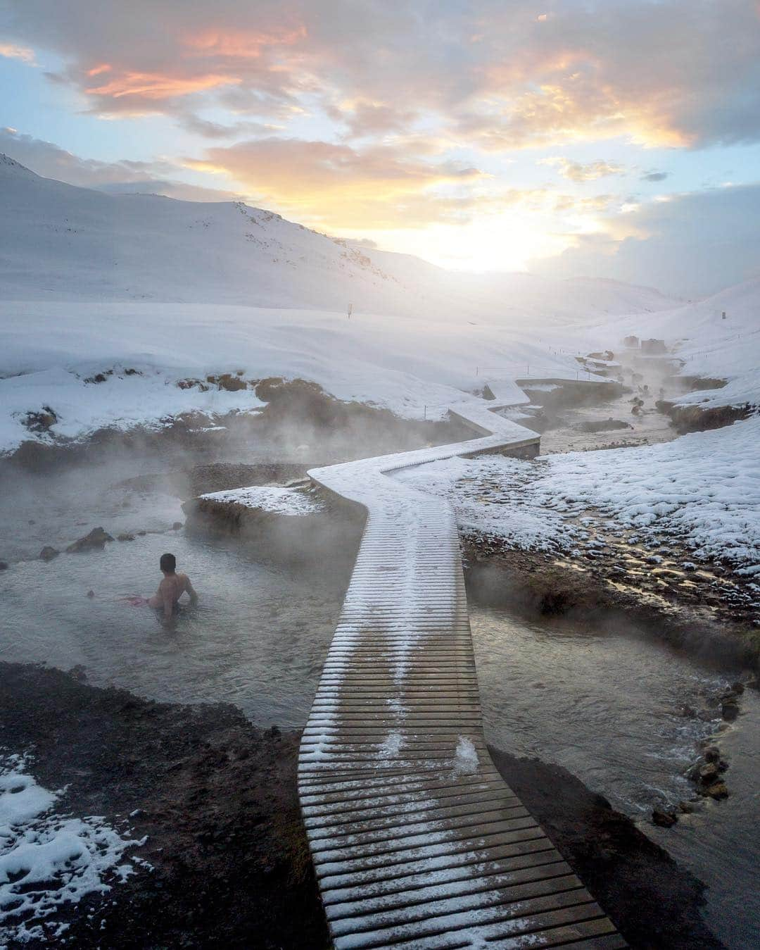 Discoveryさんのインスタグラム写真 - (DiscoveryInstagram)「“Have you visited the Reykjadalur hot springs in Iceland yet?” 📸 + caption by Sam Wibowo (@mycamera.n.me) . . . . #adventure #travel #nature #photography #landscape #potd #photooftheday #explore #Iceland #hotsprings #Reykjadalur #vacation #tgif」3月16日 0時25分 - discovery