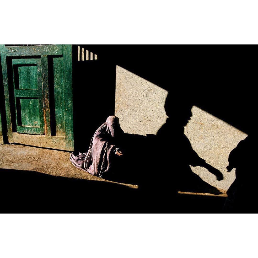 スティーブ・マカリーさんのインスタグラム写真 - (スティーブ・マカリーInstagram)「Decades of war have produced tens of thousands of widows. This mother was hoping to get some alms from passersby at a mosque. #Kabul, #Afghanistan, 2002.」3月16日 0時19分 - stevemccurryofficial