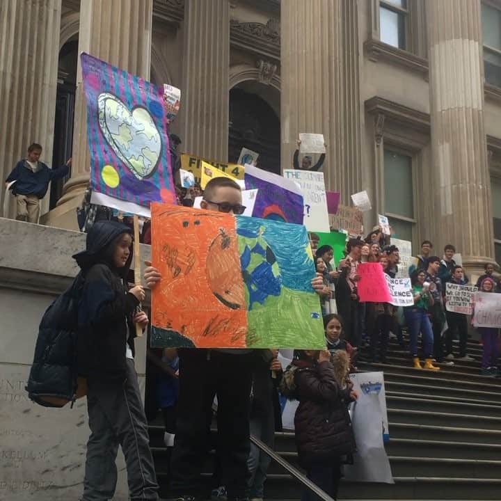 キャリー・クーンのインスタグラム：「Science not silence. #climatestrike」