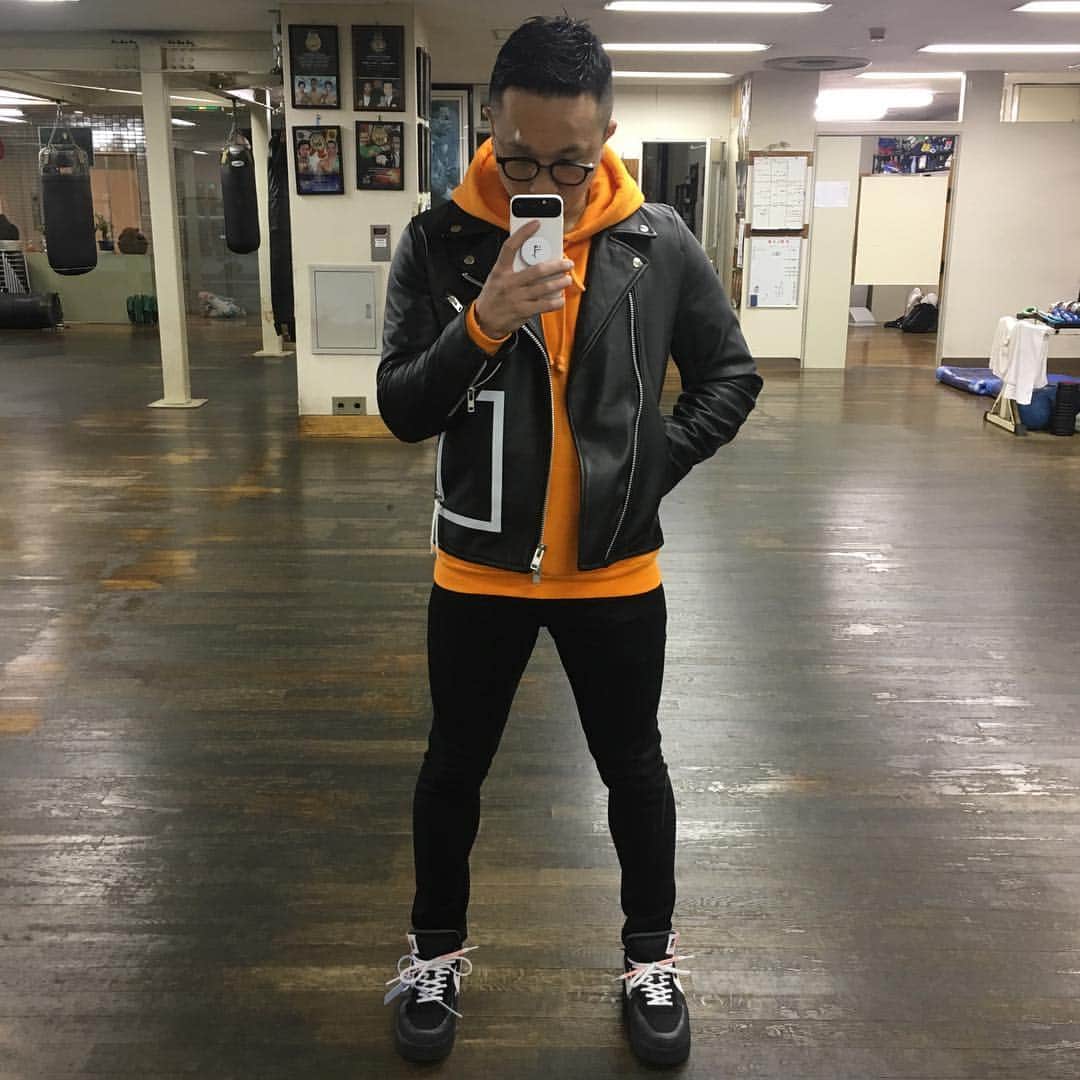 のインスタグラム：「久しぶりに引っ張り出したパーカー  あったのすっかり忘れてた 笑 だんだんあったかくなってきて手袋しなくても🚲乗れるようになってきた 🚲LIVEもちょいちょい増やしてこかな 笑 @fxxkingrabbits は去年くらいから気になってて、最近どハマり タグ付率高くなると思われます 笑 最近、激アツパーカーもgetしました 近々、載せます👕 . #chromeheartsoffwhite #offwhitenike #fxxkingrabbits #fr2 #ピーコさんファッションチェックお願いします」