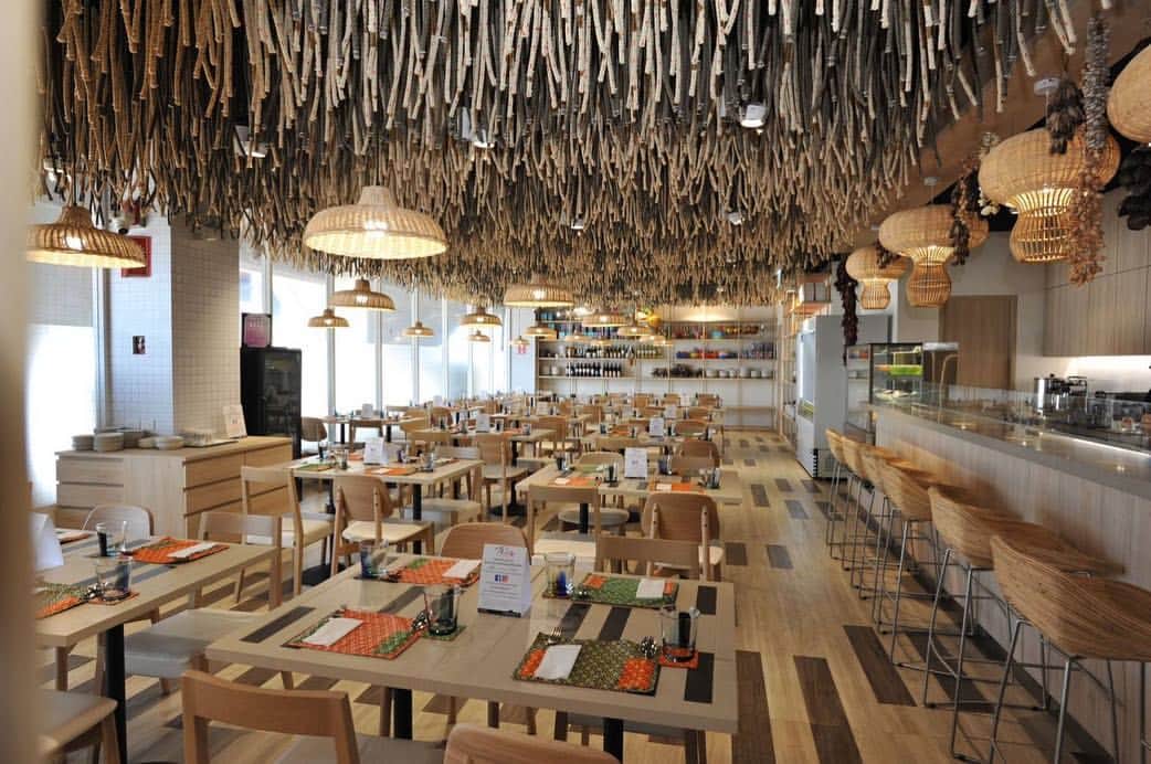 のインスタグラム：「THAI Catering Restaurant in Phuket has recently been opened with a new look which reflects Thai identity with a modern twist, creating meals produced from fresh raw ingredients that are prepared with care based on original recipes that are well known from each Thai region. . #ThaiAirways #THAICatering #Restaurant #ThaiFood #ThaiCuisine」