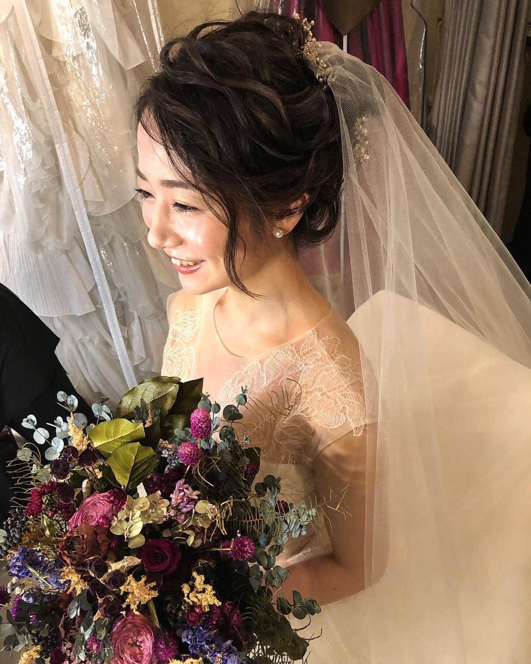 野口忍 hair make upさんのインスタグラム写真 - (野口忍 hair make upInstagram)「お姉様から作ってもらった ヘッドパーツがとても お洒落でステキでした☺️ . メイクのポイントは 結婚式前からの準備が大切✨ リハーサルでしっかりと アドバイスさせていただきます😍 . でんちゃんのとびきりの笑顔最高でした😍！ . 高めのシニヨンでお洒落感を☺️ . make by @yuki0166 ＊＊＊＊＊＊＊＊＊＊＊＊＊＊＊＊＊＊＊＊＊＊＊＊＊＊＊ メンテナンス、前撮り、婚礼 お気軽にご相談下さいませ。✨ 全国出張しています。 . [💍婚礼ご予約状況💍] 5月2.3.12.19のみ空きあり🙆‍♀️ ------------------------------------------------------- ＊前撮りヘアメイク＊ 🌿前撮りヘアメイクの予約枠増やしました。🌿 . 🆕最新情報 . 💄ヘアメイク体験会 . ヘアメイク体験会3月20日22日 残りわずか お問い合わせください☺️ . . ＊＊＊＊＊＊＊＊＊＊＊＊＊＊＊＊＊＊＊＊＊＊＊＊＊＊＊ . .  #外注ヘアメイク#アレンジ#ヘアアレンジ#結婚式#ブライダル#ウェディング#ウェディングドレス#wedding#シニオン#2019年春婚#挙式#式場#披露宴#二次会ヘア#ブーケ#お色直し入場#パレス花嫁#前撮り#ホテルウェディング#セミナー#外注ヘアメイク#ティアラ#ドレス迷子#ヴェラウォンお譲り#式場迷子#新娘髮型#大人婚#大人のウェディング#verawang」3月16日 0時40分 - shinobunbunmaru_atren_deu