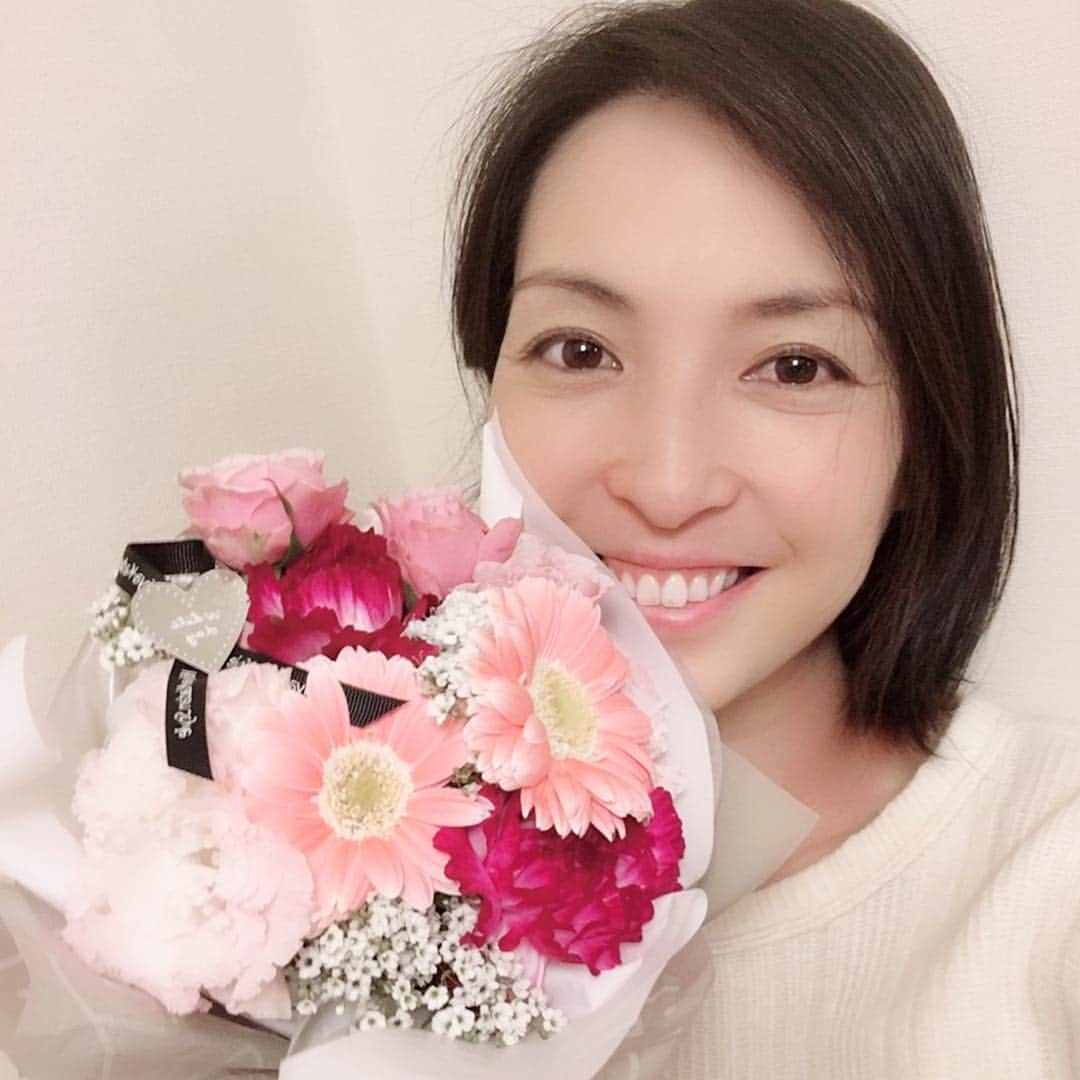 蒲生麻由さんのインスタグラム写真 - (蒲生麻由Instagram)「主人からのホワイトデー🌸 嬉しい〜🥰💕 #ホワイトデー #1日遅れで #逆にサプライズ #ステキな花束 #私の好みドンピシャ #ありがとう #嬉しいプレゼント」3月16日 0時51分 - mayugamo_lamana