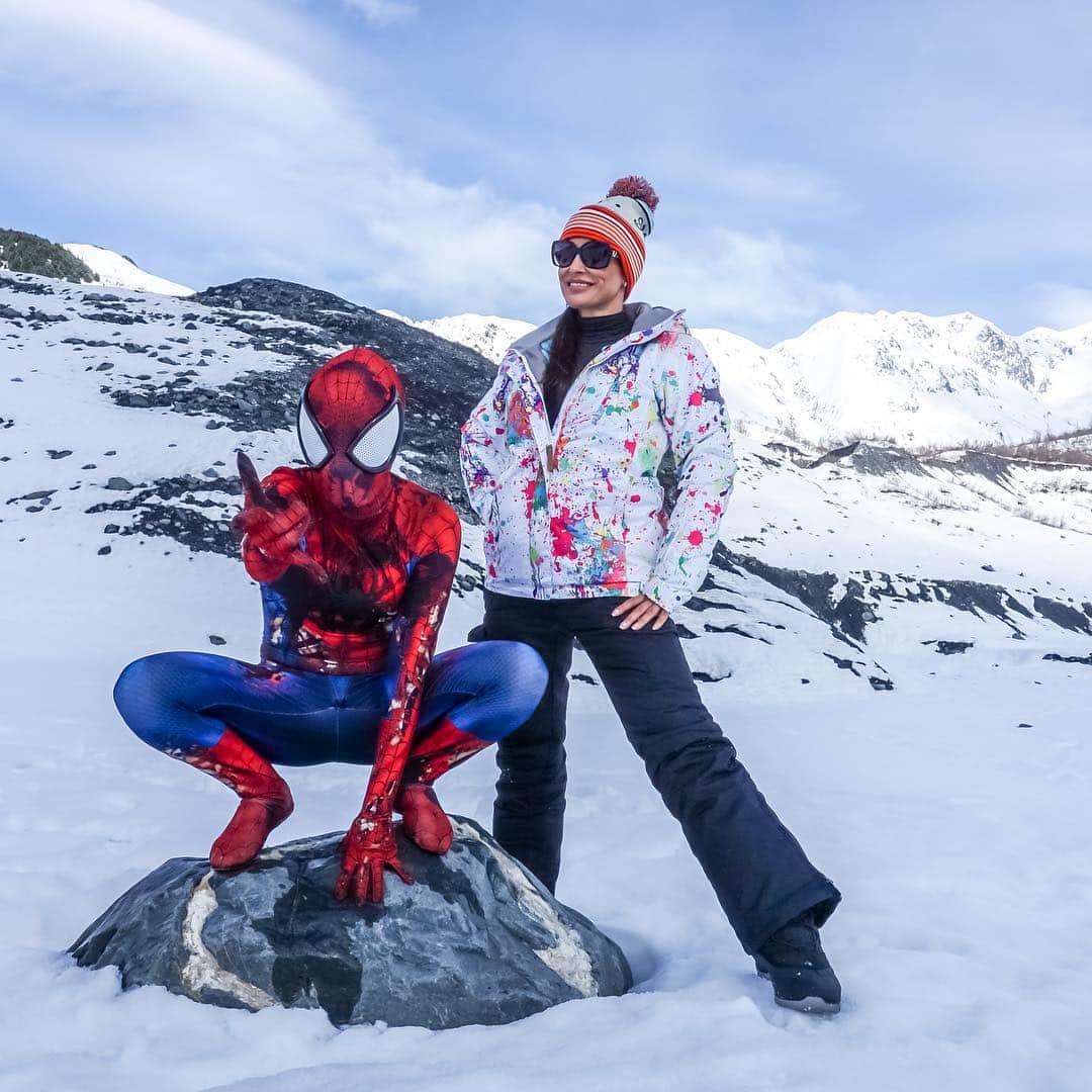 リサ・アンさんのインスタグラム写真 - (リサ・アンInstagram)「Chillin ❄️ with #spiderman on a Glacier! The last adventure in #Alaska 🚁 #AlpineAir - scroll thru....」3月16日 0時52分 - thereallisaann