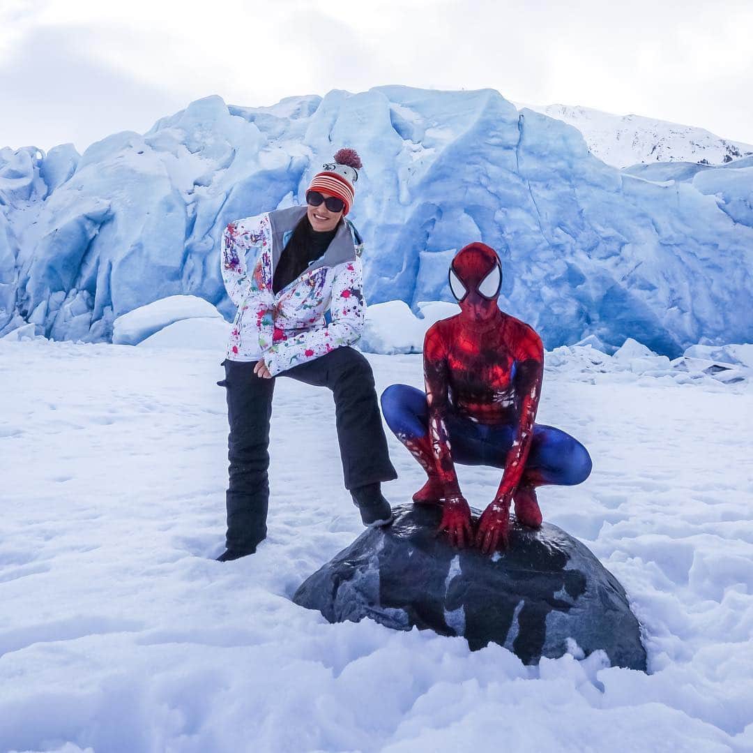 リサ・アンさんのインスタグラム写真 - (リサ・アンInstagram)「Chillin ❄️ with #spiderman on a Glacier! The last adventure in #Alaska 🚁 #AlpineAir - scroll thru....」3月16日 0時52分 - thereallisaann