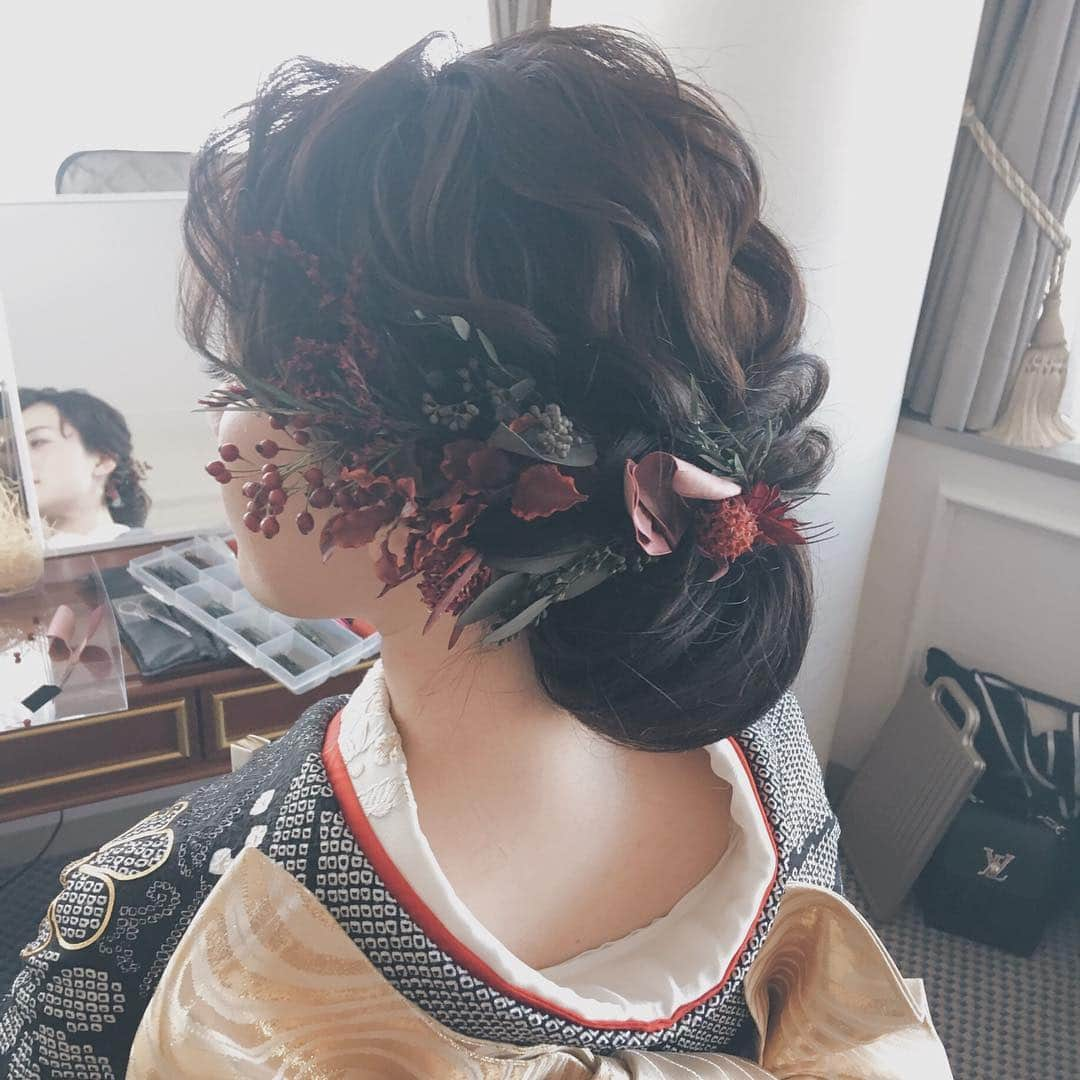 竹本実加さんのインスタグラム写真 - (竹本実加Instagram)「昨日は久しぶりの和装前撮り👘 maiさんとても美しかった❤ . 振り袖なので、シニヨンのボリュームは 打ち掛けのときよりも控えめにご提案。 ※シニヨンの大小に限らず、 和装はシルエット重視で 梳き毛はしっかり入れてます💁🏻‍♀️ . 波ウェーブと面のシニヨンで ラフにアレンジしました♪ 前髪はスッキリとアップに。 . お着物はなんと、ハタチに着たお振り袖。 お母様が選んでくれた思い出の大切なお着物。 こんなに長く着れて幸せですね✨ . . for👰🏻💍 #ミディアムロング #前撮り ＿＿＿＿＿＿＿＿＿＿＿＿＿＿ . 🆕最新のお知らせ📝🌿 ＿＿＿＿＿＿＿＿＿＿＿＿＿＿ . ◆海外渡航 2019.5.15〜22 / Hawaii1028. 2019.9.8〜12 / Hawaii 滞在中ご相談受付中 料金等、お気軽にお問い合わせ下さい。 . . ◆前撮りヘアメイクのみ 3〜6月受付中(アテンド同行なし) ※日程により可否ございますので 一度お問い合わせください。 . . ◆週末予約可能日 7/21(日) 8月空きあり 9/16(祝月),23(祝月) 10/14(祝月),22日(祝月),27(日) 11/17(日),11/24(日) 12/8(日) ＊年内も、あとわずかとなりました…！ . . . 💁🏻‍♀CONTACT お問い合わせは @mydresser.bridal  プロフィールリンクよりお願いします . ＿＿＿＿＿＿＿＿＿＿＿＿＿＿ . #前撮り #和装前撮り #横浜 #波ウェーブ #艶シニヨン #シニヨン #前髪アレンジ #挙式ヘア #お色直しヘア #披露宴ヘア #客室美容 #ホテルウェディング #外注ヘアメイク #ツヤ肌メイク #アップヘア #ヘアメイク指名 #ヘアアレンジ #ブライダルヘアメイク #ブライダル #持ち込み美容 #結婚準備 #海外ヘアメイク #ハワイヘアメイク #mydresser #mikaarrange #hairarrange #weddinghair #brideshair」3月16日 0時45分 - mika.mydresser