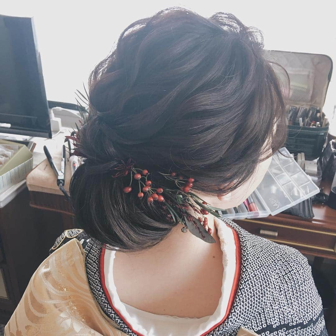 竹本実加さんのインスタグラム写真 - (竹本実加Instagram)「昨日は久しぶりの和装前撮り👘 maiさんとても美しかった❤ . 振り袖なので、シニヨンのボリュームは 打ち掛けのときよりも控えめにご提案。 ※シニヨンの大小に限らず、 和装はシルエット重視で 梳き毛はしっかり入れてます💁🏻‍♀️ . 波ウェーブと面のシニヨンで ラフにアレンジしました♪ 前髪はスッキリとアップに。 . お着物はなんと、ハタチに着たお振り袖。 お母様が選んでくれた思い出の大切なお着物。 こんなに長く着れて幸せですね✨ . . for👰🏻💍 #ミディアムロング #前撮り ＿＿＿＿＿＿＿＿＿＿＿＿＿＿ . 🆕最新のお知らせ📝🌿 ＿＿＿＿＿＿＿＿＿＿＿＿＿＿ . ◆海外渡航 2019.5.15〜22 / Hawaii1028. 2019.9.8〜12 / Hawaii 滞在中ご相談受付中 料金等、お気軽にお問い合わせ下さい。 . . ◆前撮りヘアメイクのみ 3〜6月受付中(アテンド同行なし) ※日程により可否ございますので 一度お問い合わせください。 . . ◆週末予約可能日 7/21(日) 8月空きあり 9/16(祝月),23(祝月) 10/14(祝月),22日(祝月),27(日) 11/17(日),11/24(日) 12/8(日) ＊年内も、あとわずかとなりました…！ . . . 💁🏻‍♀CONTACT お問い合わせは @mydresser.bridal  プロフィールリンクよりお願いします . ＿＿＿＿＿＿＿＿＿＿＿＿＿＿ . #前撮り #和装前撮り #横浜 #波ウェーブ #艶シニヨン #シニヨン #前髪アレンジ #挙式ヘア #お色直しヘア #披露宴ヘア #客室美容 #ホテルウェディング #外注ヘアメイク #ツヤ肌メイク #アップヘア #ヘアメイク指名 #ヘアアレンジ #ブライダルヘアメイク #ブライダル #持ち込み美容 #結婚準備 #海外ヘアメイク #ハワイヘアメイク #mydresser #mikaarrange #hairarrange #weddinghair #brideshair」3月16日 0時45分 - mika.mydresser