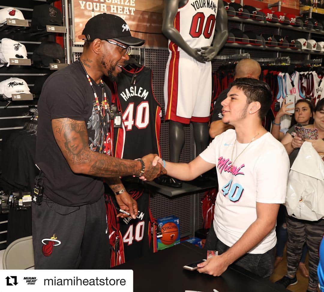 Miami HEATさんのインスタグラム写真 - (Miami HEATInstagram)「#Repost @miamiheatstore ・・・ Don't miss your chance to meet the OG!  Saturday @ud40 will be at our Dolphin Mall location signing select products from the Miami HEAT Store. Tap the link in our bio for more info!」3月16日 0時59分 - miamiheat