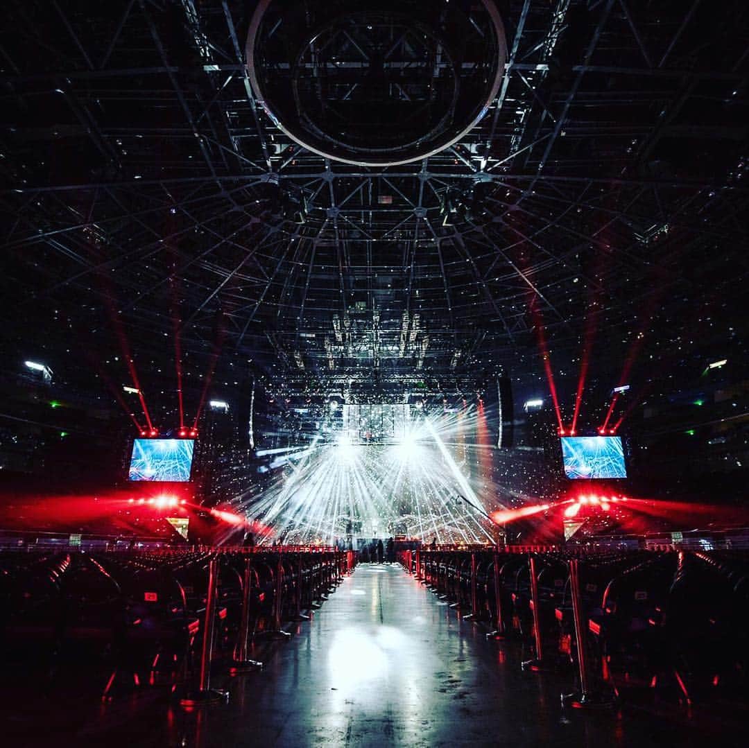 ファン・ウェイチーさんのインスタグラム写真 - (ファン・ウェイチーInstagram)「Cmt wait for the next concert!are you guys really??❤️💖❤️💖🎤🎤🎤」3月16日 0時56分 - fanfan