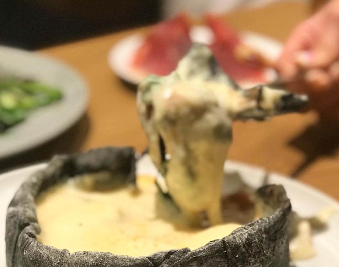村上沙織さんのインスタグラム写真 - (村上沙織Instagram)「ディナーは仲良しみんな集合して♥️ チーズパーティ🧀🥳🧀ラクレットがあったりその場でチーズを削ってくれたりと見ても食べても楽しくて美味しいがいっぱい♥️♥️♥️ 子供達はやっぱりお目当てのパンケーキをorderして🥞黙々と食べていました😋ちなみにyorkysbrunchのあのフワフワパンケーキもここで食べられるんです🤫♥️ #froma#yorkysbrunch#fromayorkyscheeserestaurantandbar #チーズレストラン#神戸」3月16日 0時59分 - rosysaorimonster