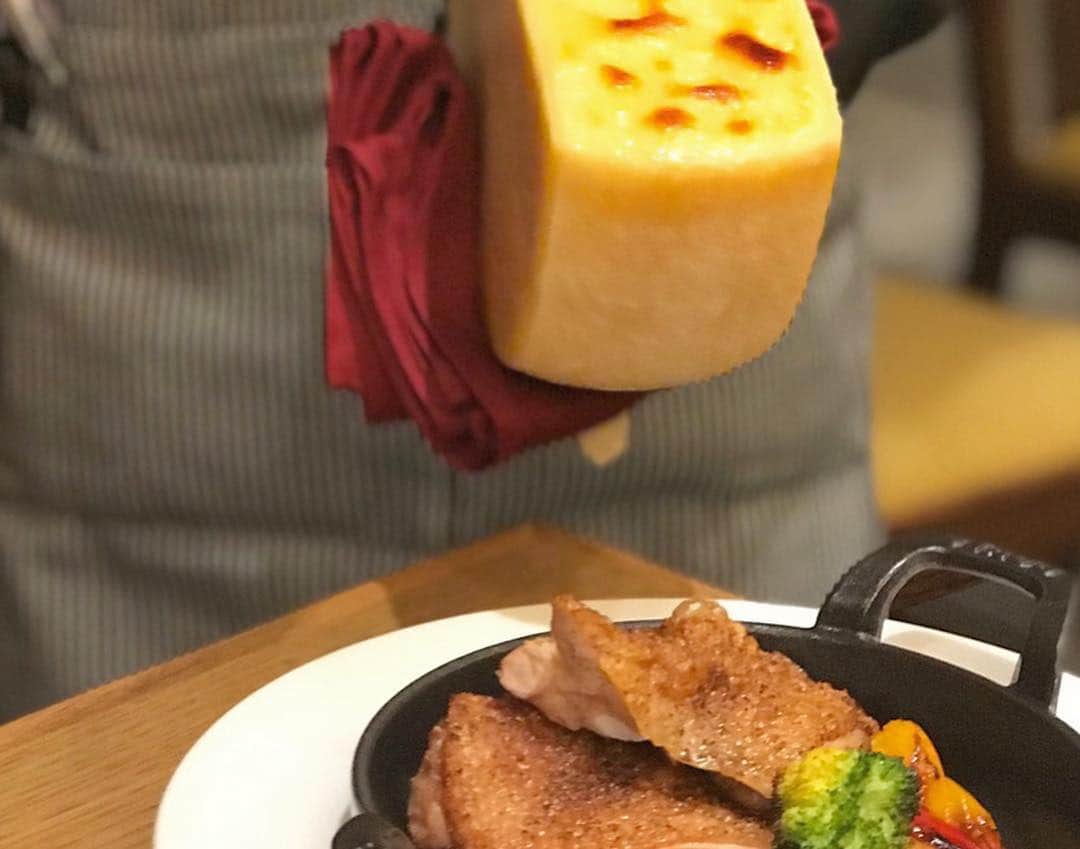 村上沙織さんのインスタグラム写真 - (村上沙織Instagram)「ディナーは仲良しみんな集合して♥️ チーズパーティ🧀🥳🧀ラクレットがあったりその場でチーズを削ってくれたりと見ても食べても楽しくて美味しいがいっぱい♥️♥️♥️ 子供達はやっぱりお目当てのパンケーキをorderして🥞黙々と食べていました😋ちなみにyorkysbrunchのあのフワフワパンケーキもここで食べられるんです🤫♥️ #froma#yorkysbrunch#fromayorkyscheeserestaurantandbar #チーズレストラン#神戸」3月16日 0時59分 - rosysaorimonster