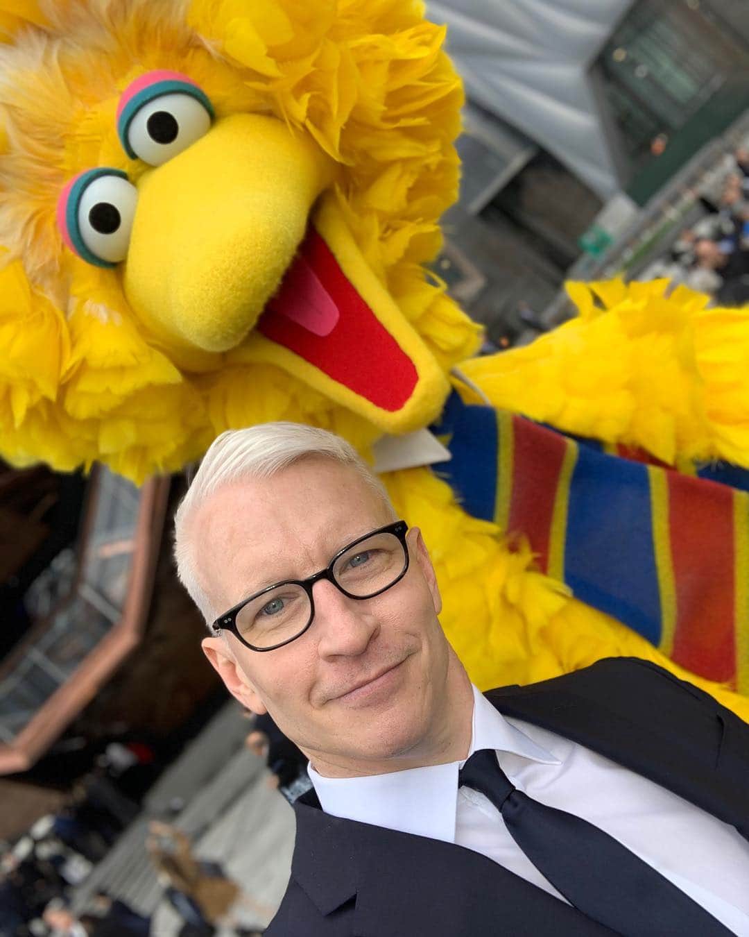 アンダーソン・クーパーのインスタグラム：「Big Bird came to help me host the official opening of @hudsonyards in NYC. A photographer kept shouting “Bird, look this way!” I thought Mr. Bird would be more appropriate, or Big, but Big Bird seems cool with it. He is very upbeat!」