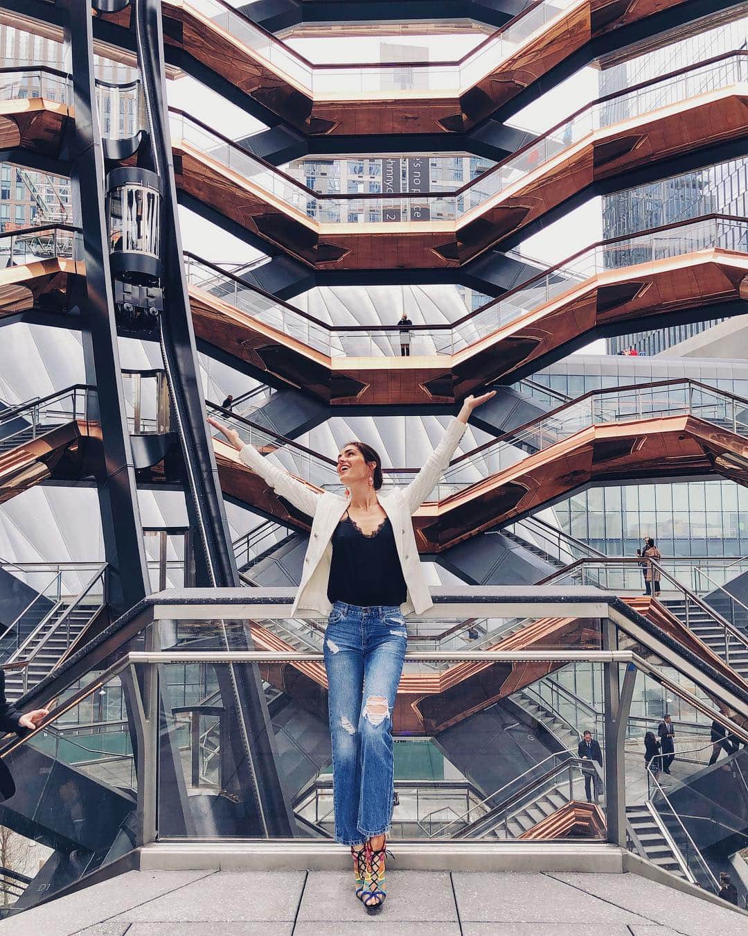 ヒラリー・ローダのインスタグラム：「#HELLOHUDSONYARDS ‼️ So cool to be a part of the Inaugural Walk this morning, & one of the first people to walk up the Vessel of Hudson Yards. It’s gorgeous. if you live in NY or are in town visiting, you must go! Opens today! 🤩 #ad」