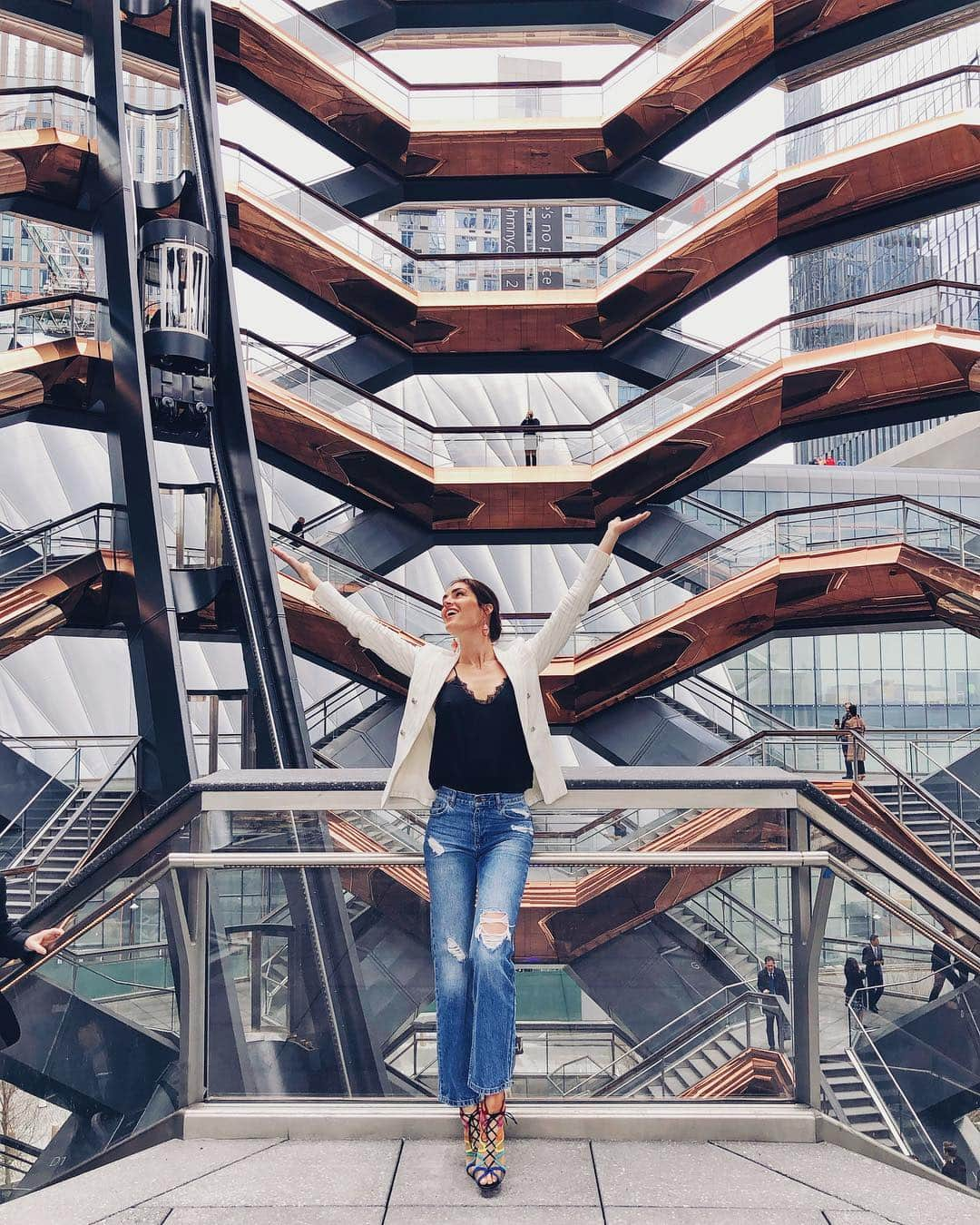 ヒラリー・ローダさんのインスタグラム写真 - (ヒラリー・ローダInstagram)「#HELLOHUDSONYARDS ‼️ So cool to be a part of the Inaugural Walk this morning, & one of the first people to walk up the Vessel of Hudson Yards. It’s gorgeous. if you live in NY or are in town visiting, you must go! Opens today! 🤩 #ad」3月16日 1時01分 - hilaryrhoda