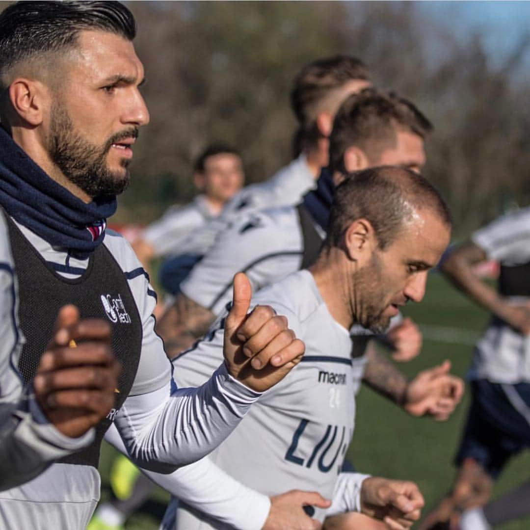 ロベルト・ソリアーノのインスタグラム：「Ready 💪⚽️ #forzabologna❤️💙」