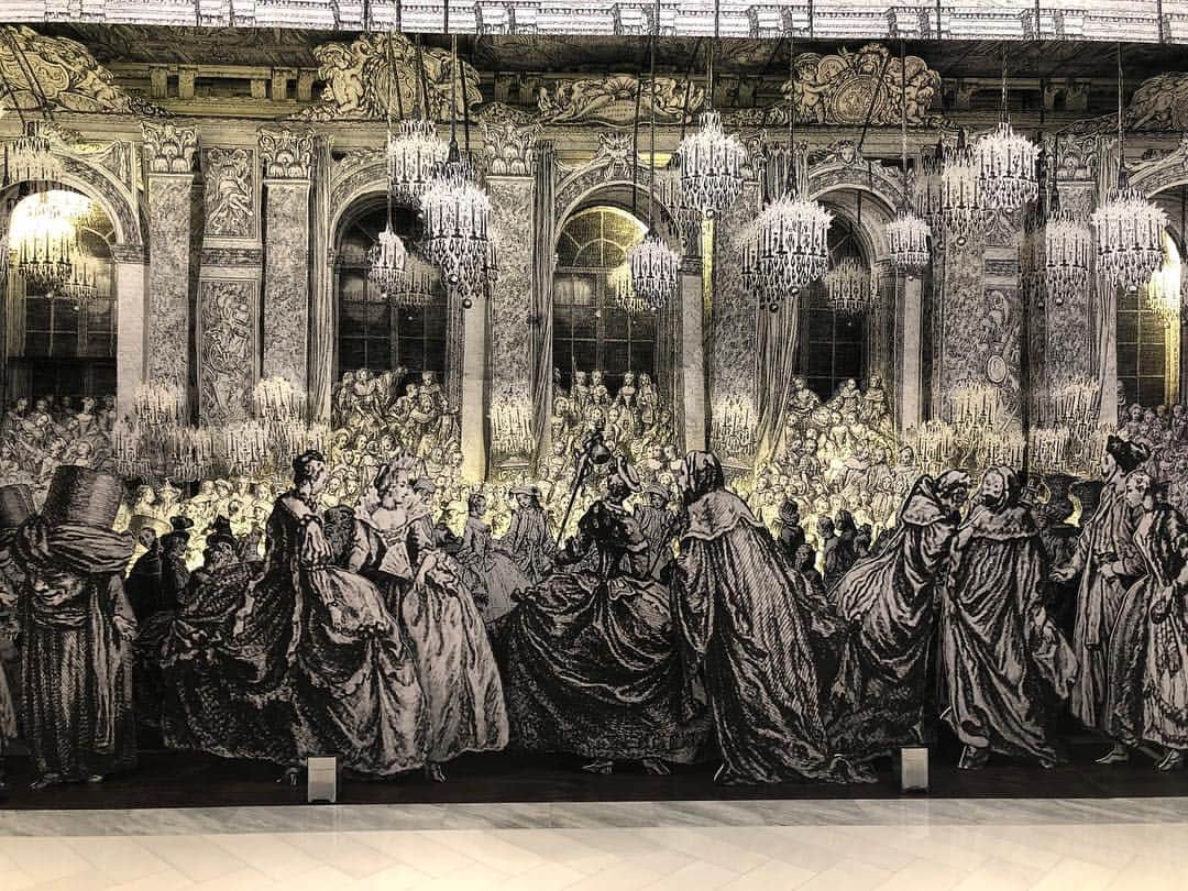 のインスタグラム：「Rachel Feinstein's "Romeo and Juliet" is now on view in HYxOffTheWall at the Hudson Yards in New York.  The exhibition features large-scale interactive and three-dimensional installations, curious and often humorous tableaus, and murals by thirteen artists. All artworks relate to the rich history and geographic location of the Hudson Yards. Learn more via the link in our bio! __________ #HYxOffTheWall #HelloHudsonYards #CultureCorps #Gagosian @hudsonyards @culturecorps @rachelfeinsteinstudio Rachel Feinstein, "Romeo and Juliet," 2019 (detail) © Rachel Feinstein」