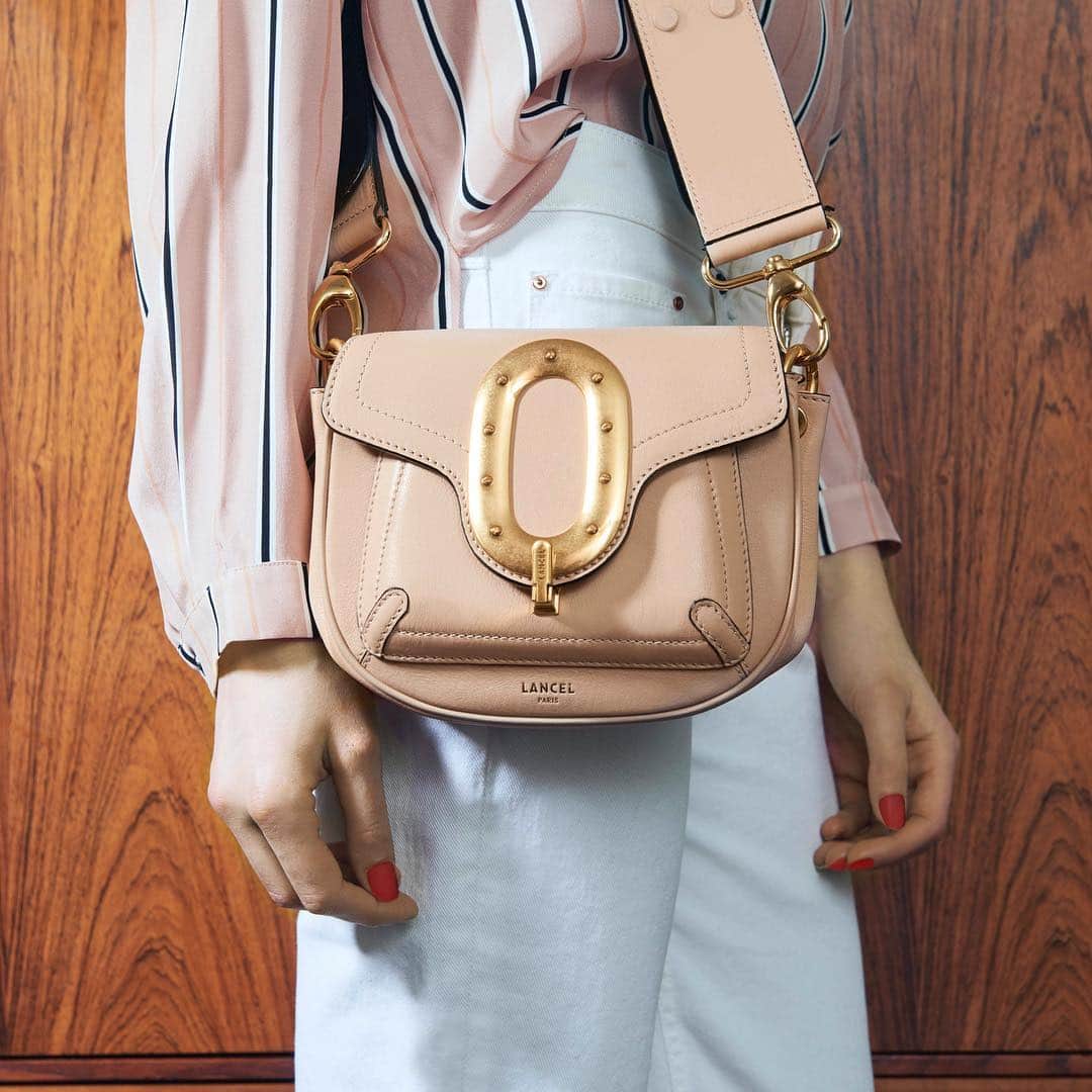 のインスタグラム：「C’est bon, je suis prête pour le week-end ! The perfect bag for every mood #RomanebyLancel #Readytogo #Lancel」